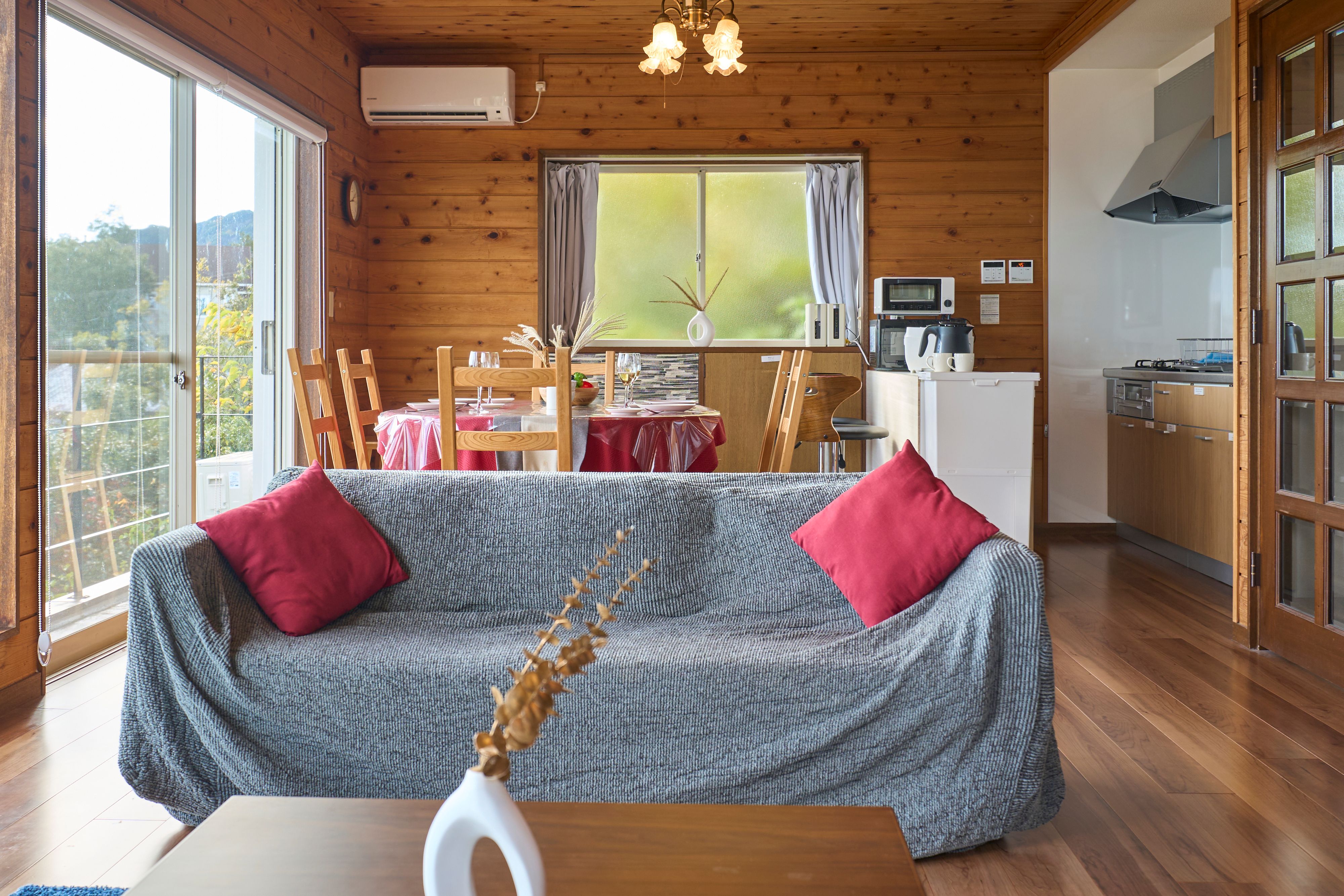 【リビング】窓の外に広がる景色を眺めながらおくつろぎ。お食事も楽しめます。