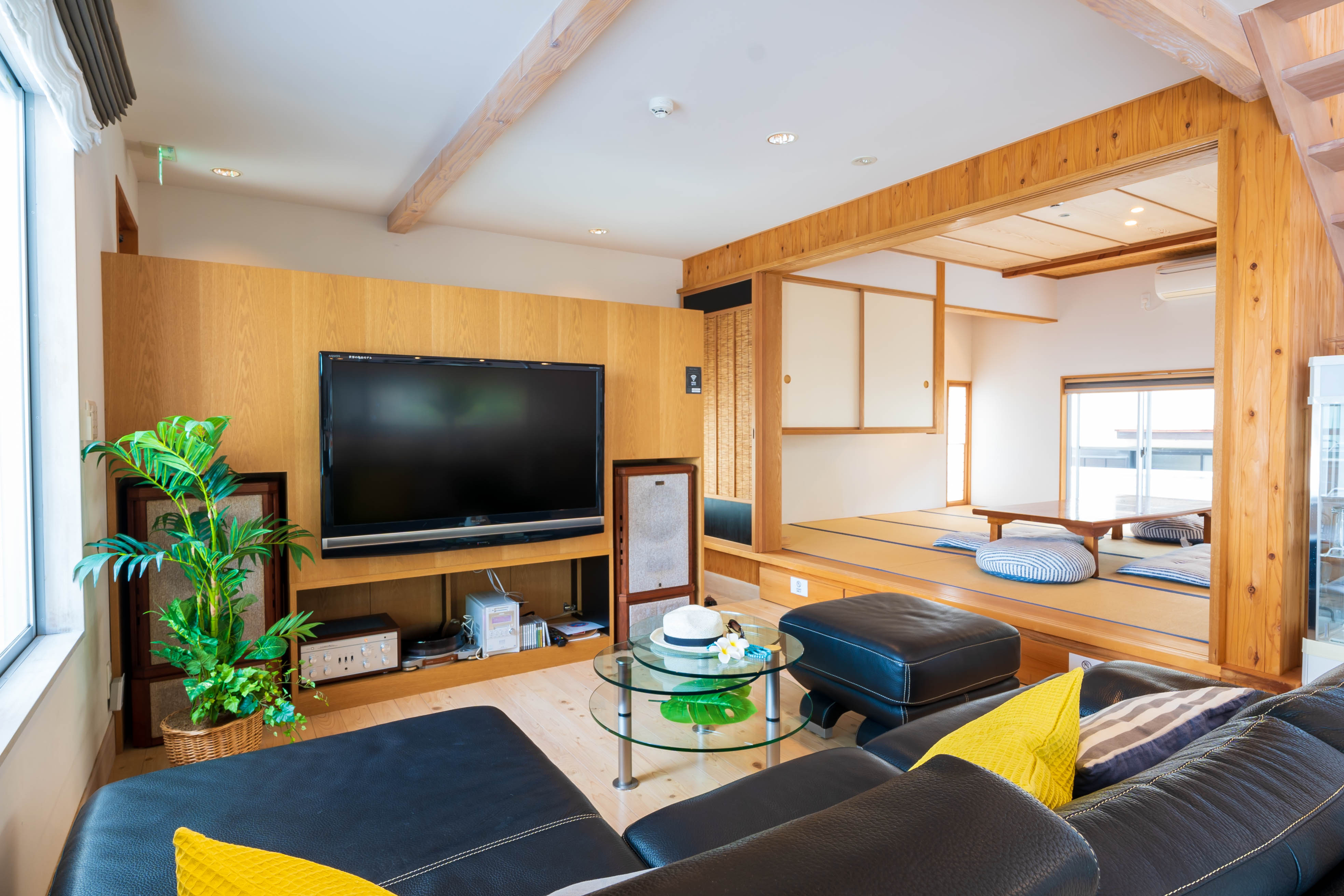 【リビング】海を眺めながらソファでゆったり