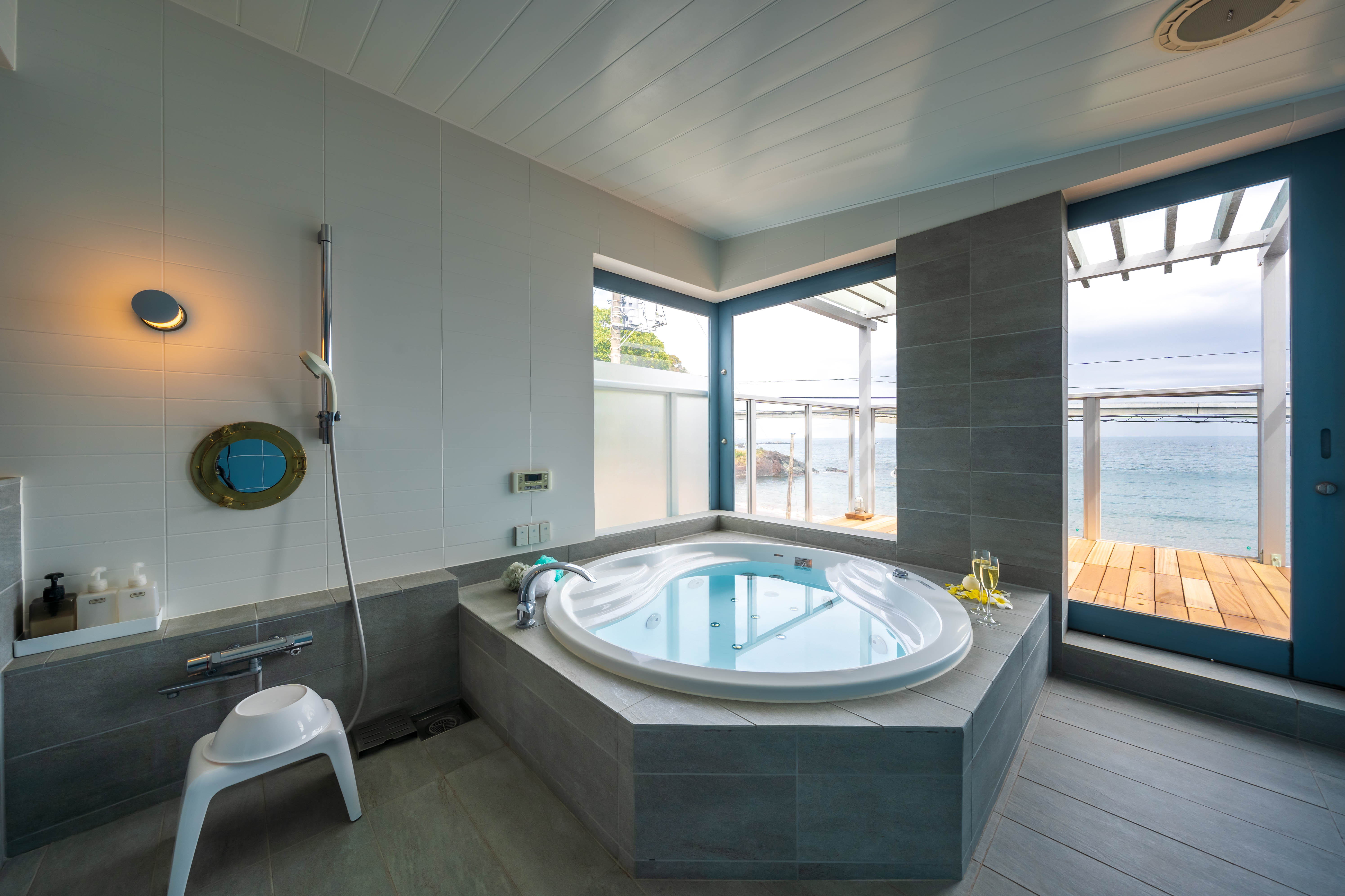 【バスルーム】シャワーももちろんございます