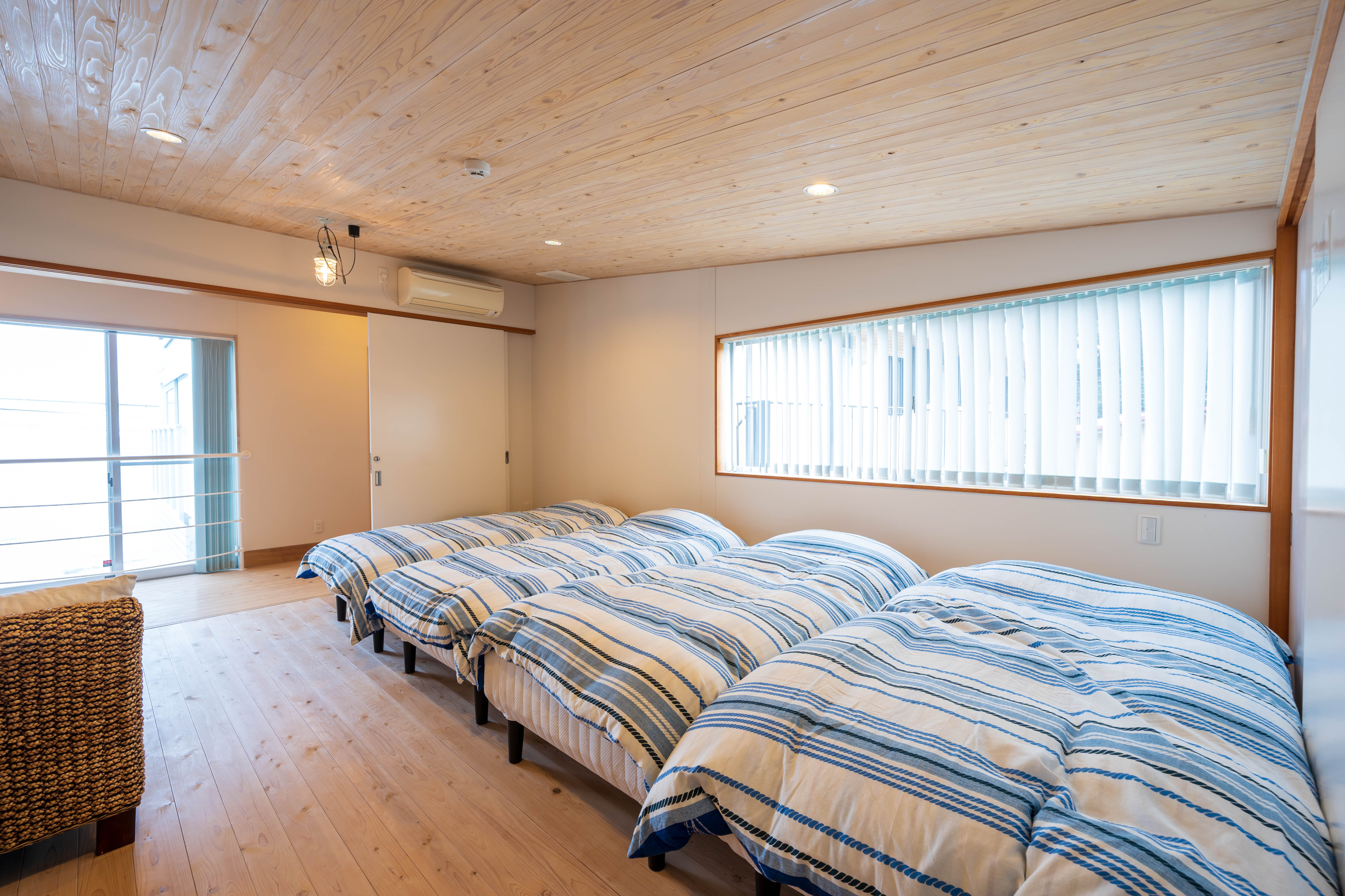 【寝室①】シングルベッド4台を備えた寝室です