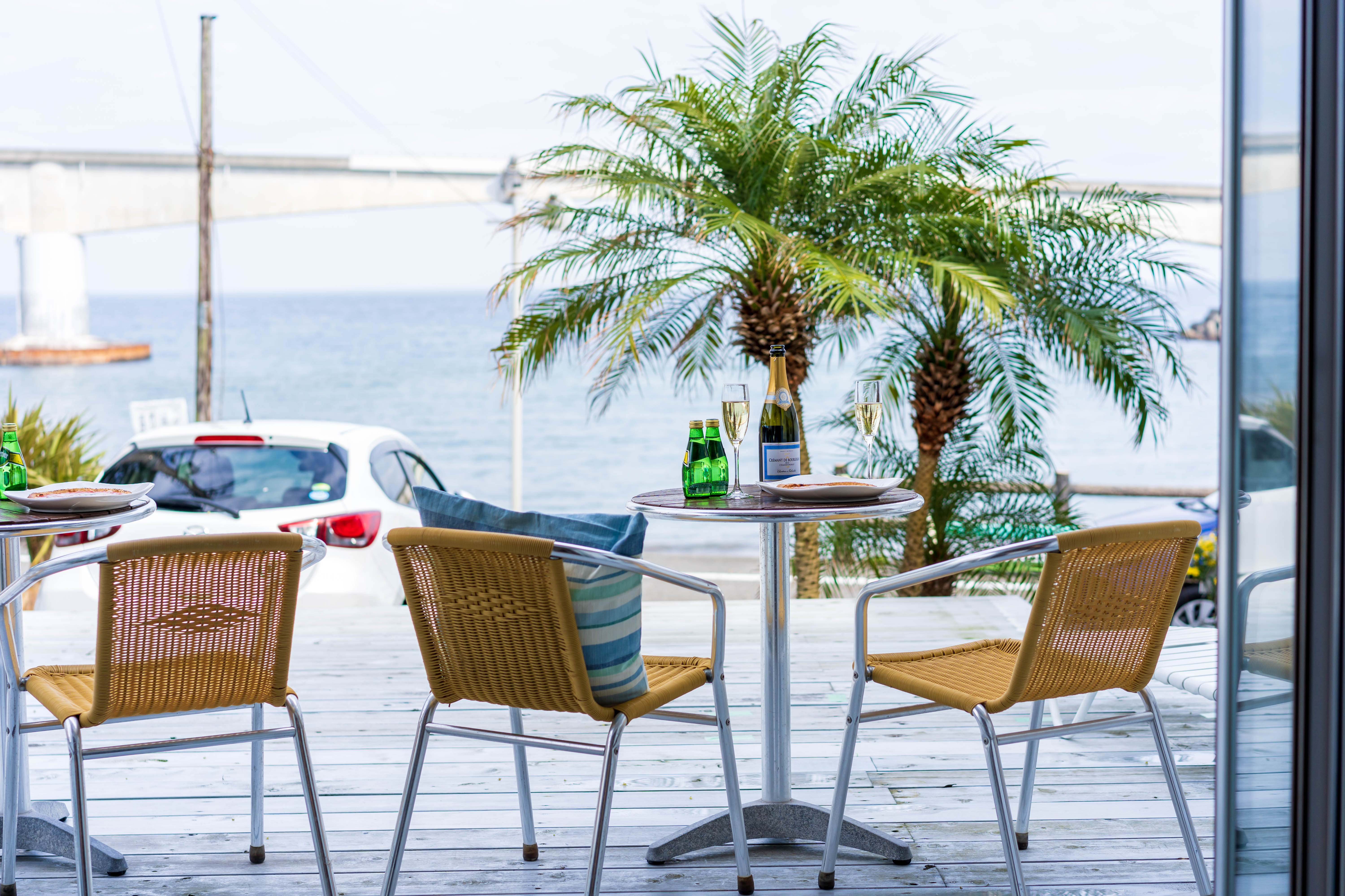 【ウッドテラス】目の前は海