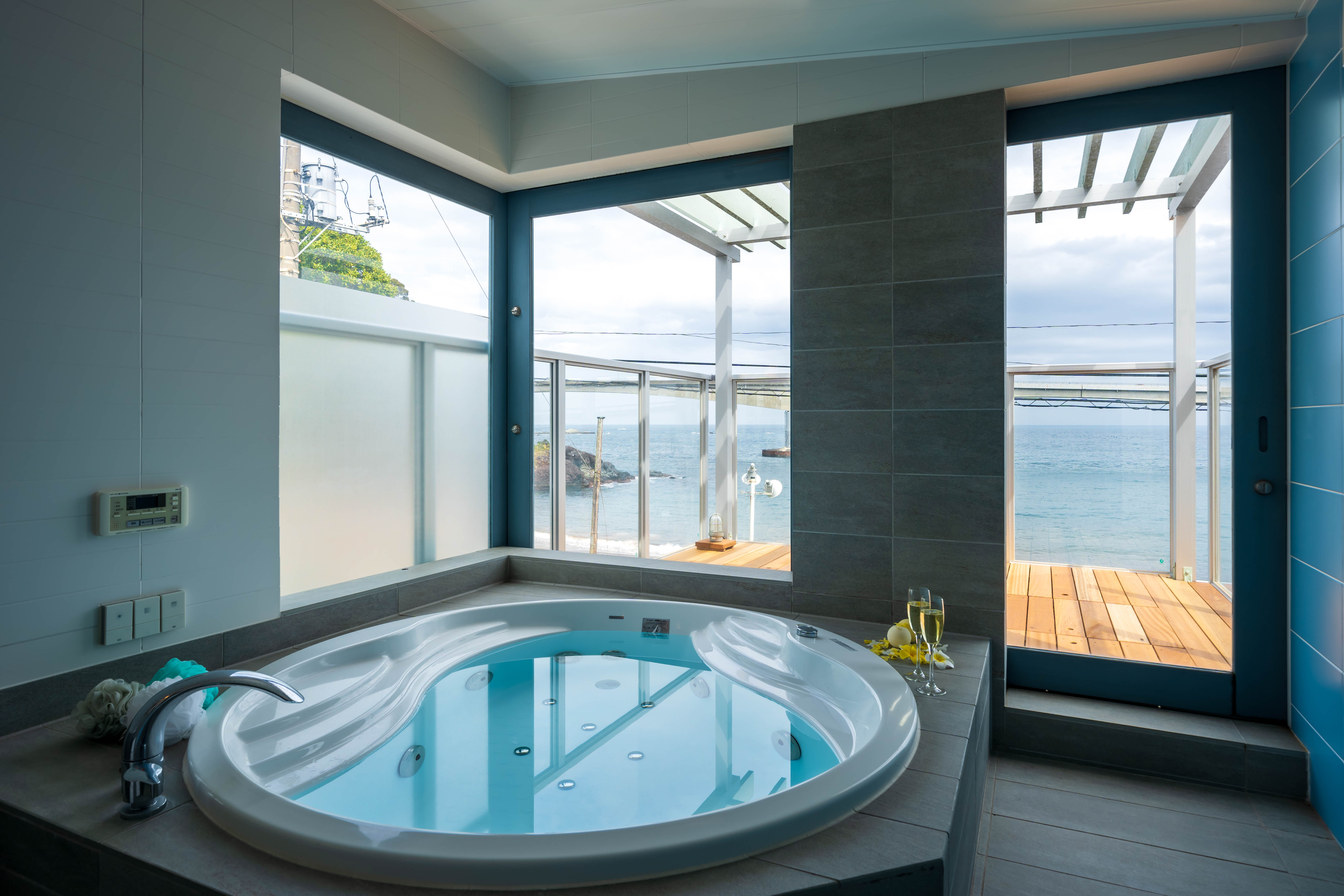 【バスルーム】海を見ながらジャグジーをお楽しみください