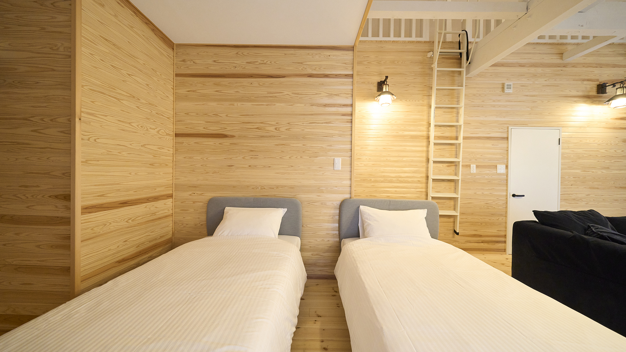 【リビング】奥にシングルベッド2台をご用意しております。