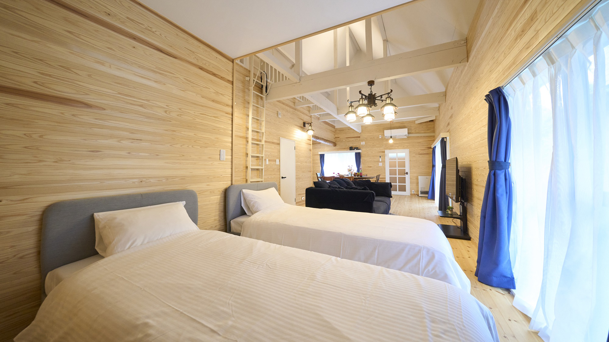 【リビング】リビング・ダイニング・寝室が一緒になった広い空間です。