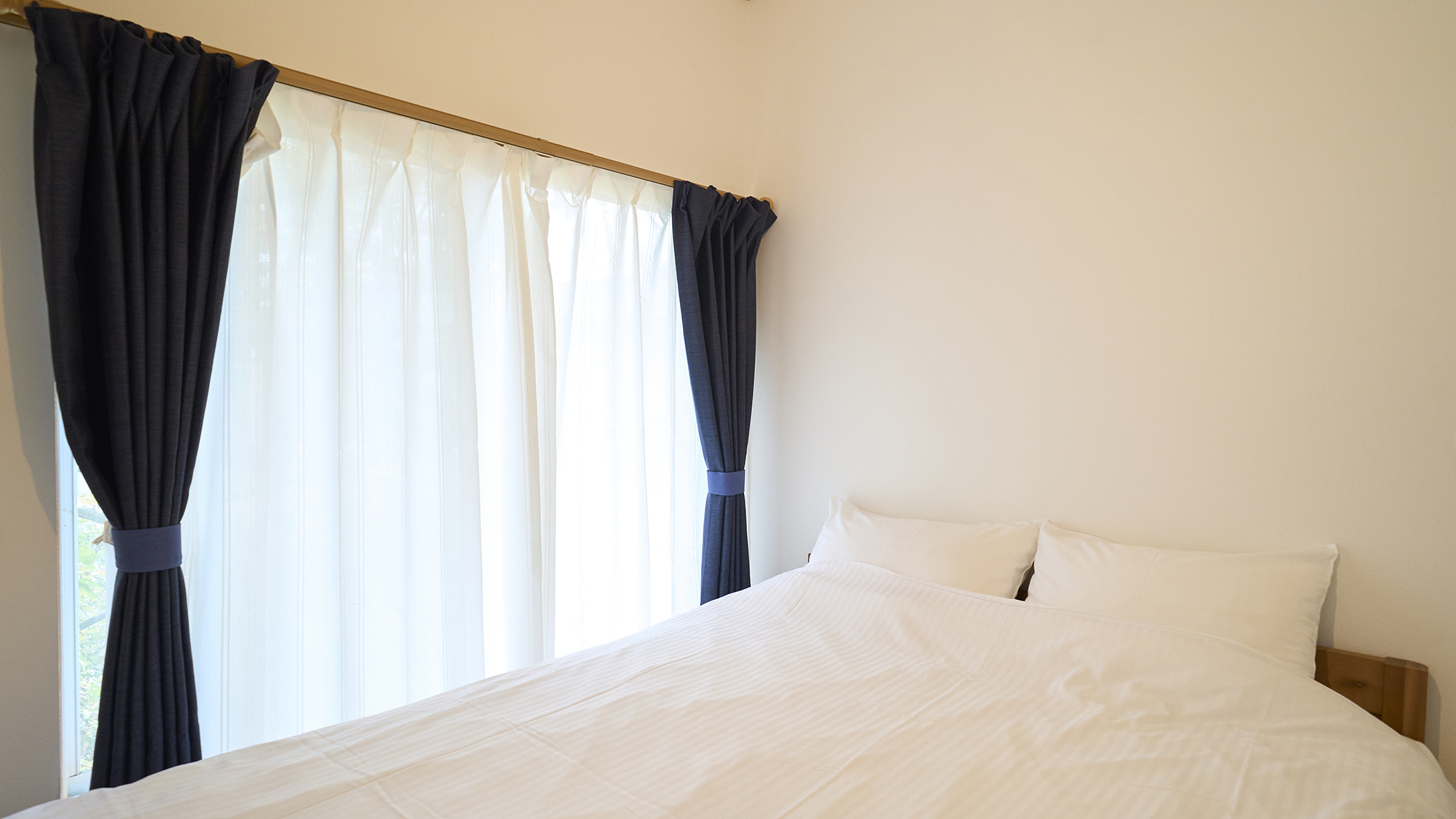 【寝室】ダブルベッド1台をご用意しております。