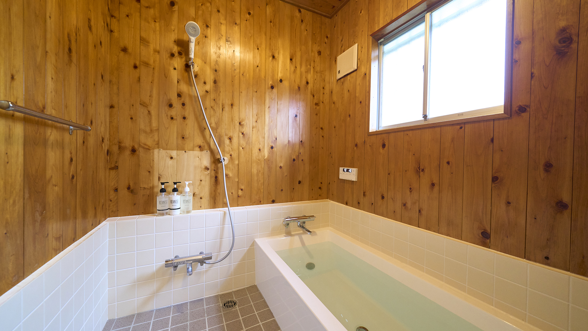 【バスルーム】ゆったりサイズのバスタブを備えております