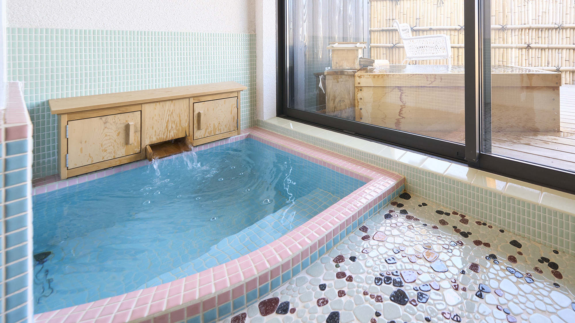 【バスルーム】ゆったりサイズのバスタブを備えております。