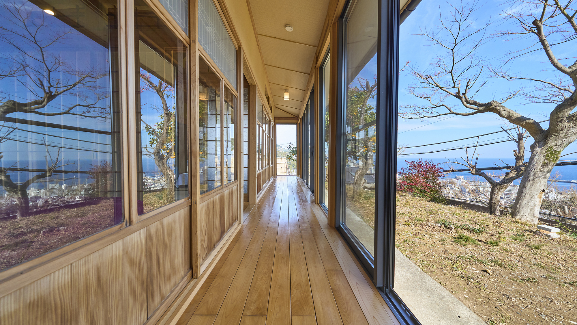 【和室】長い縁側が古き良き日本家屋を感じさせます。