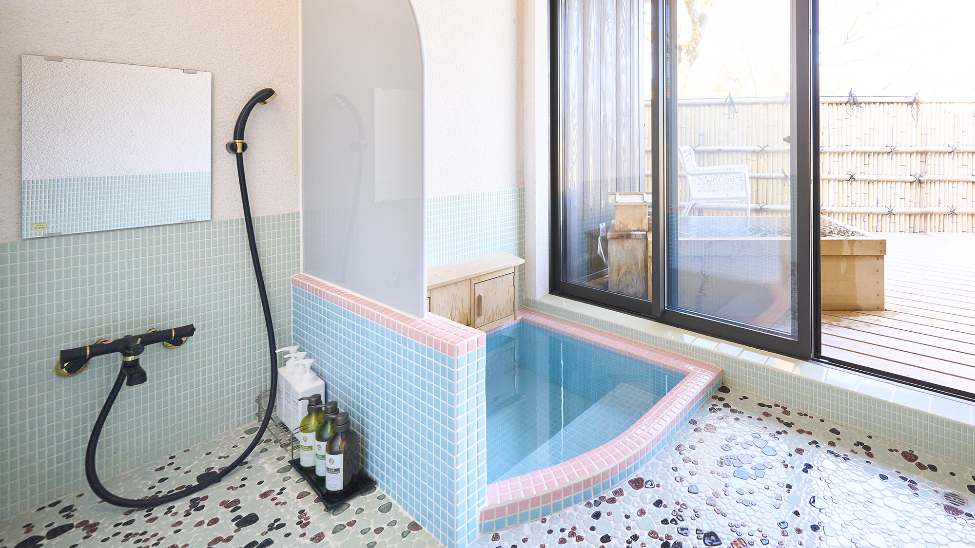 【バスルーム】露天風呂へとつながっています。