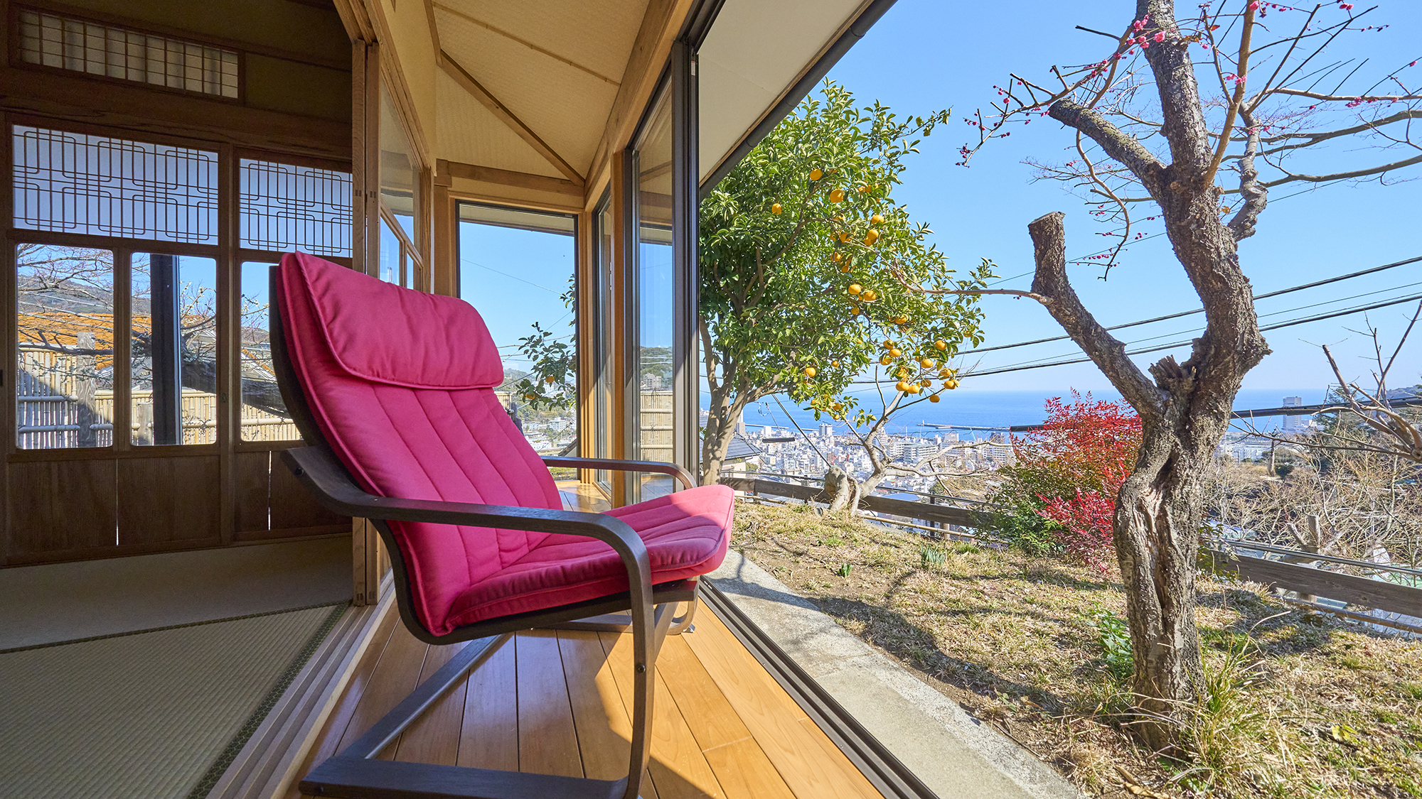 【和室】縁側にも寛ぎの空間がございます。