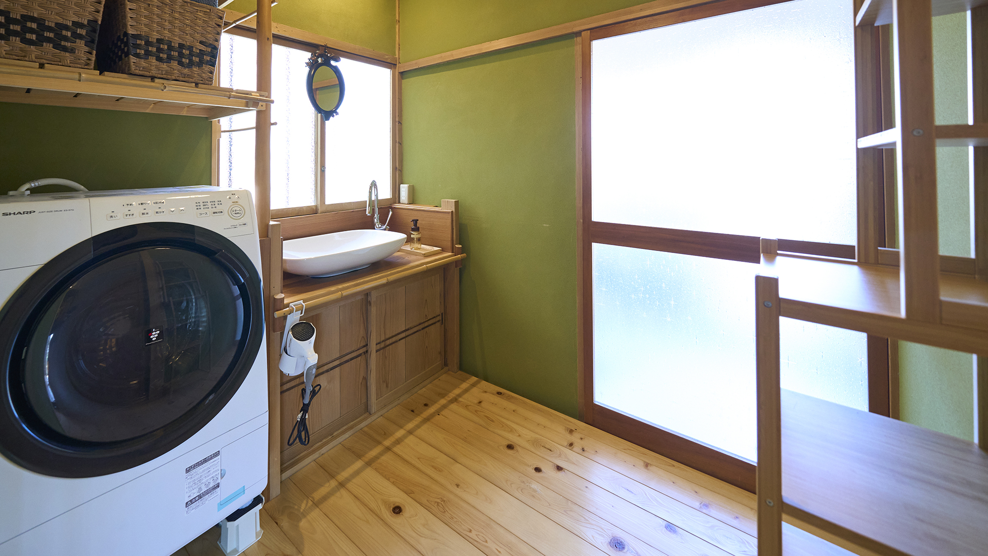 【洗面所】乾燥機付洗濯機をご用意しております。※洗剤はご持参ください。