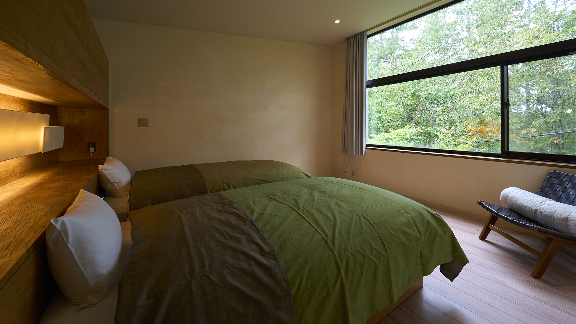 【寝室①】緑を眺められる癒しの空間です。