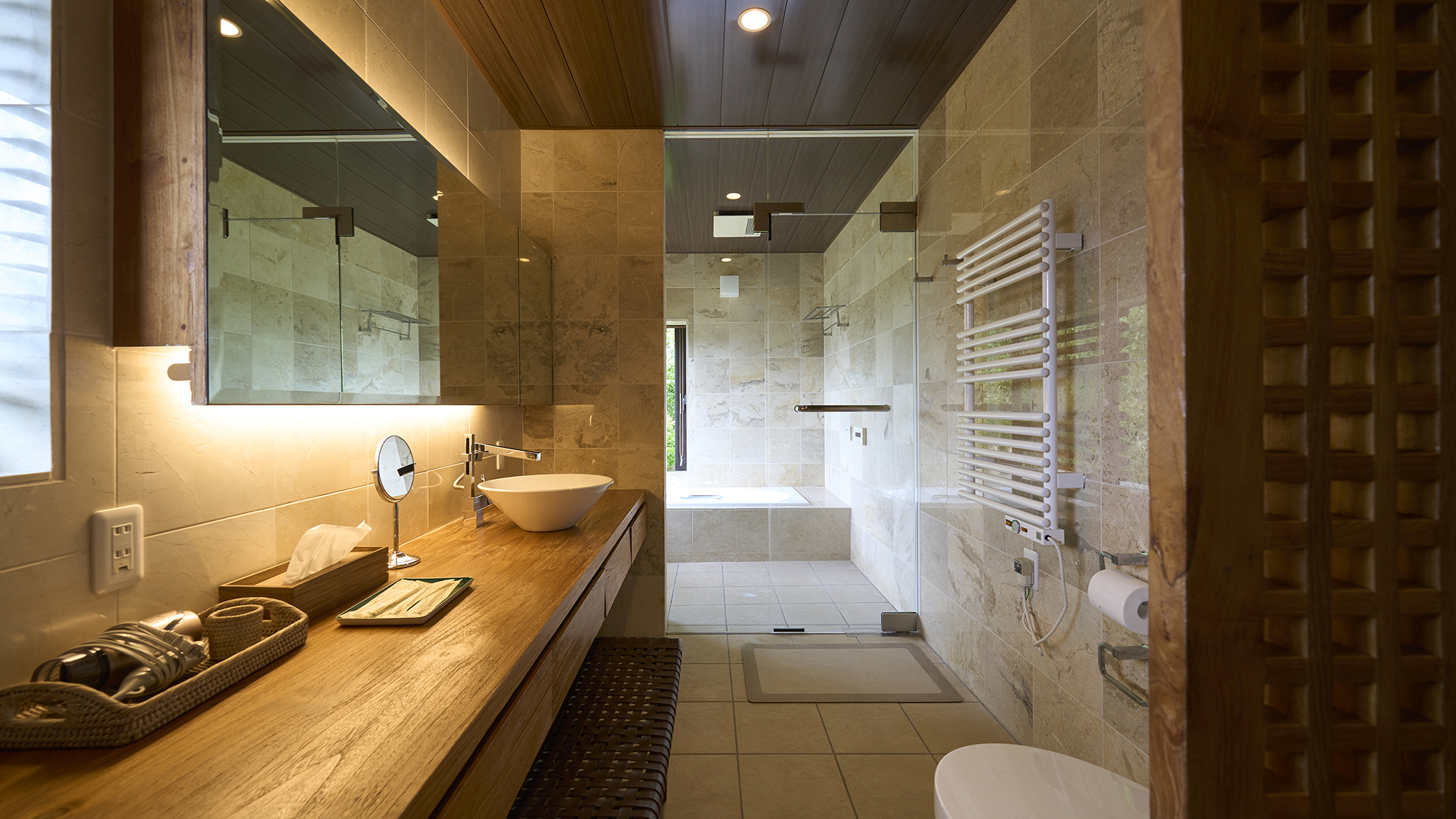 【洗面所】トイレを備えたゆとりの広さです。