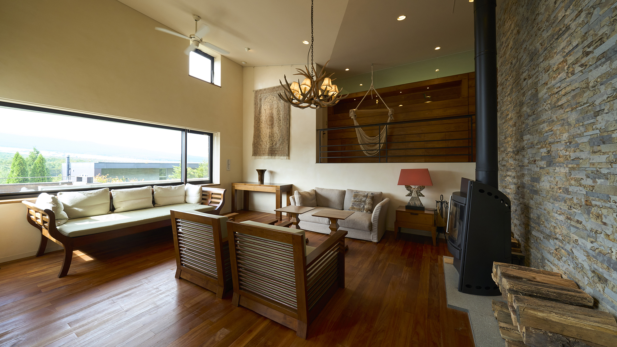 【リビング】ダイニングとつながった広々としたゆとりの空間です。