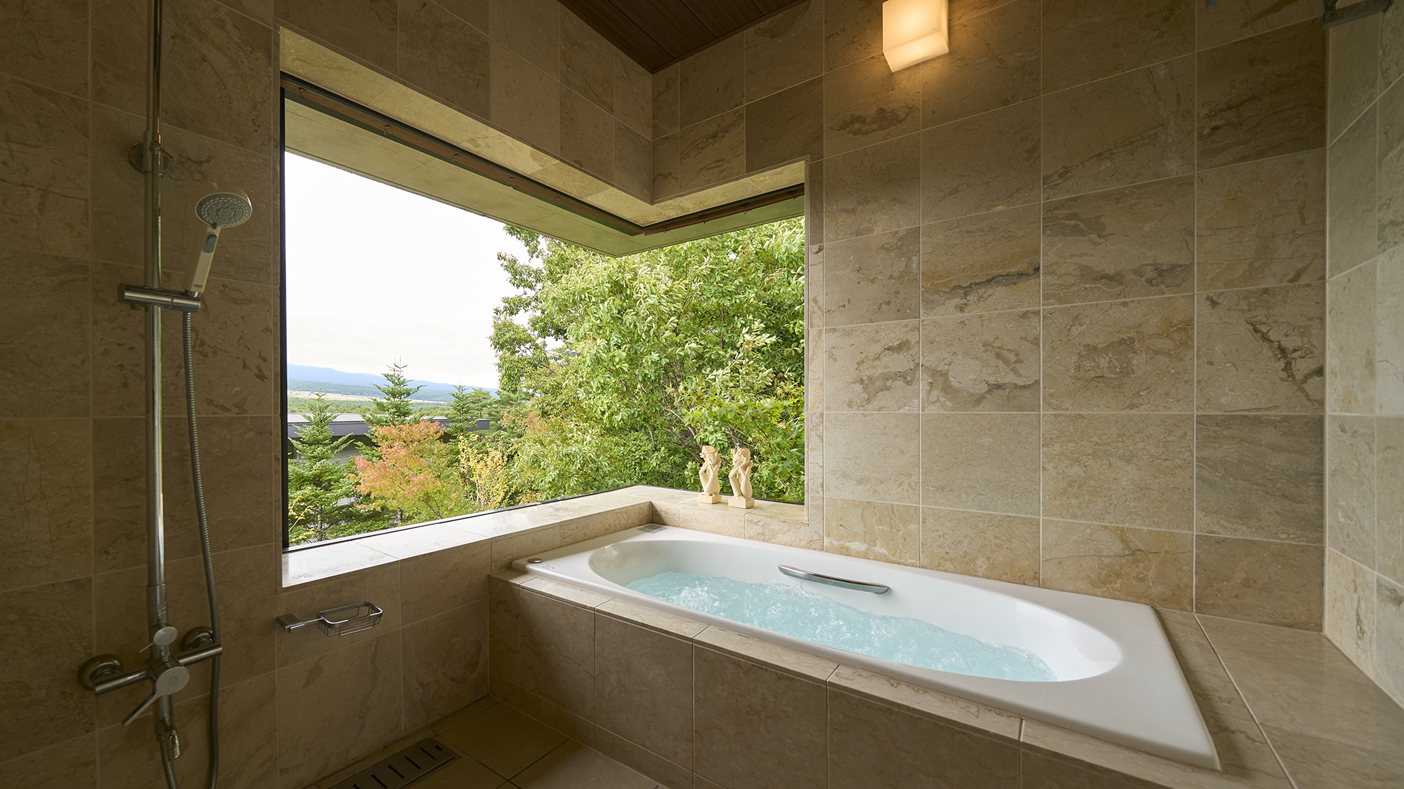 【バスルーム】ゆったりサイズのバスタブを備えております。