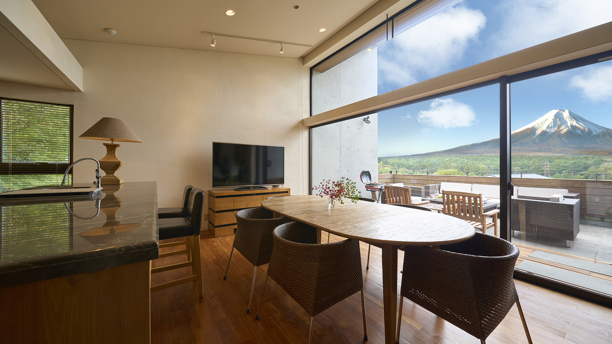 【ダイニング】ゆったりと過ごせる広々とした空間です。