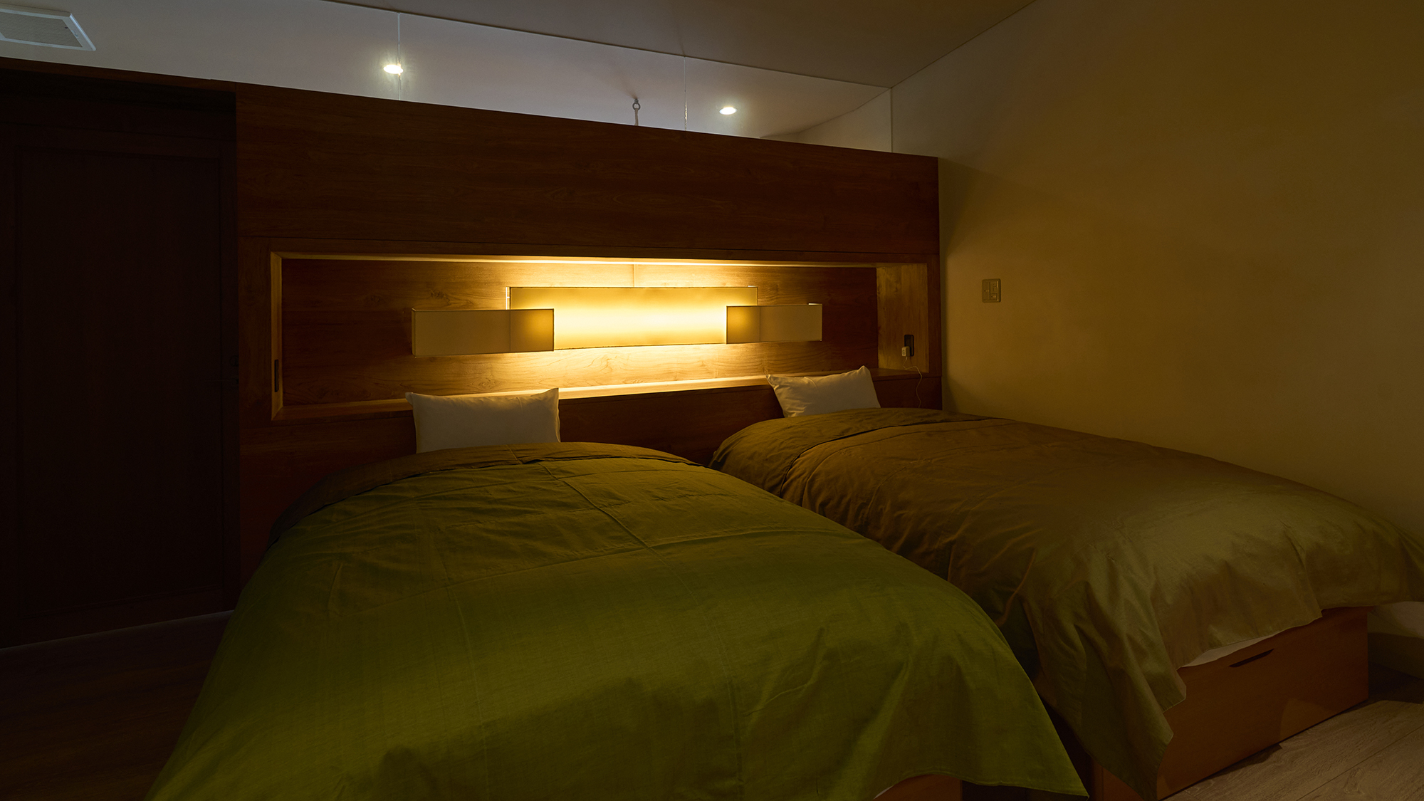 【寝室①】セミダブルベッド2台をご用意しております