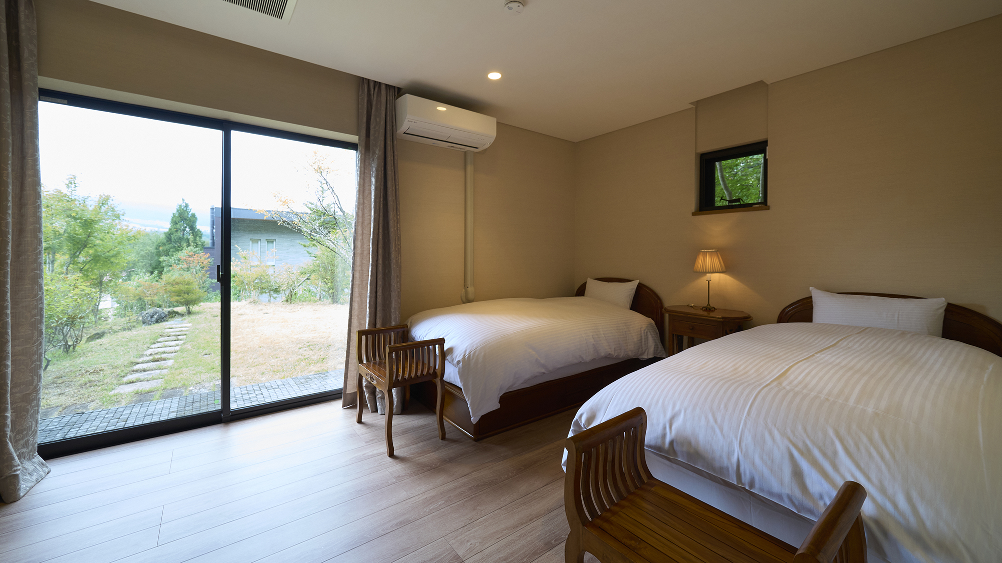 【寝室②】お庭に面している明るい寝室です。