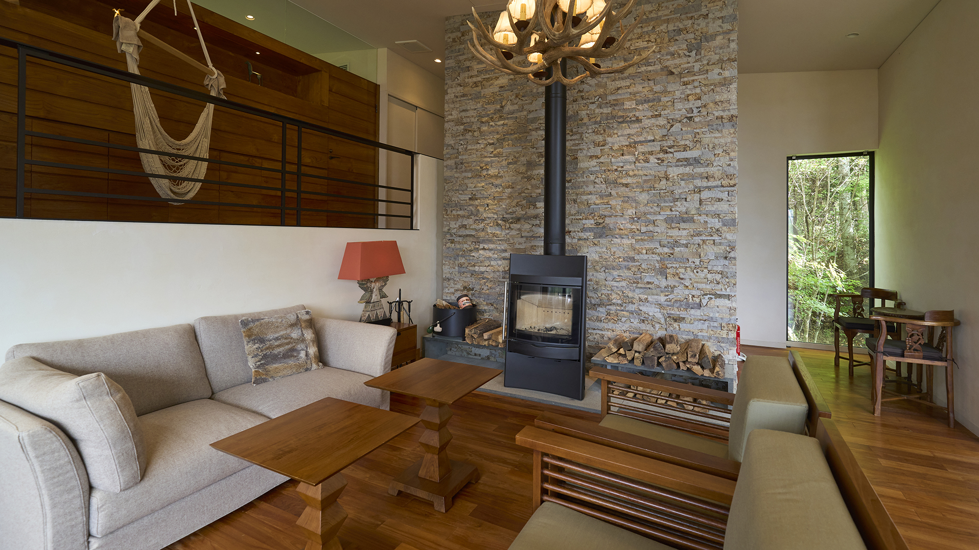 【リビング】冬には薪ストーブを囲んで団欒のひとときをおすごしください。