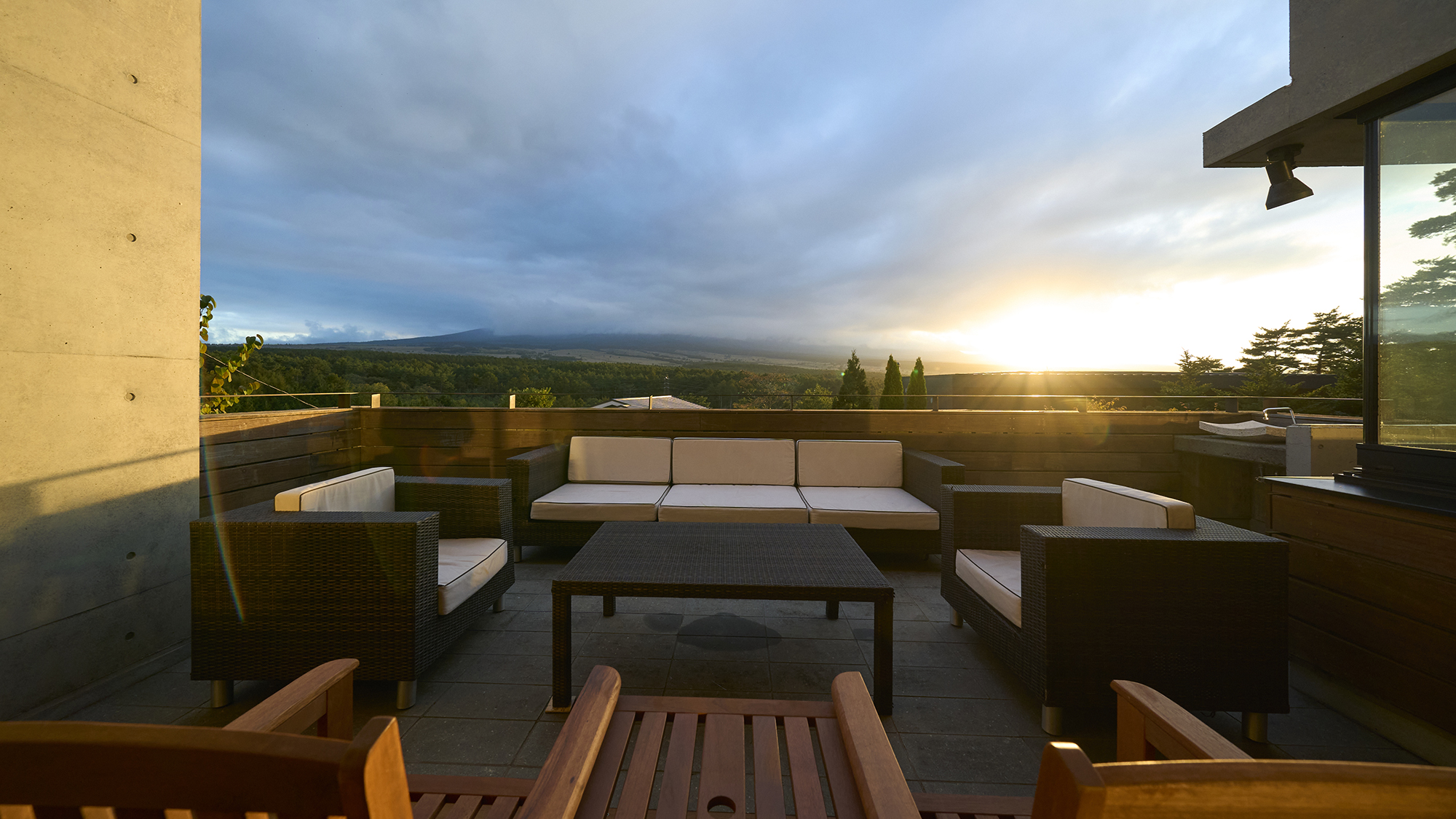 【テラス】富士山と太陽が織りなす多彩な表情をご覧ください。