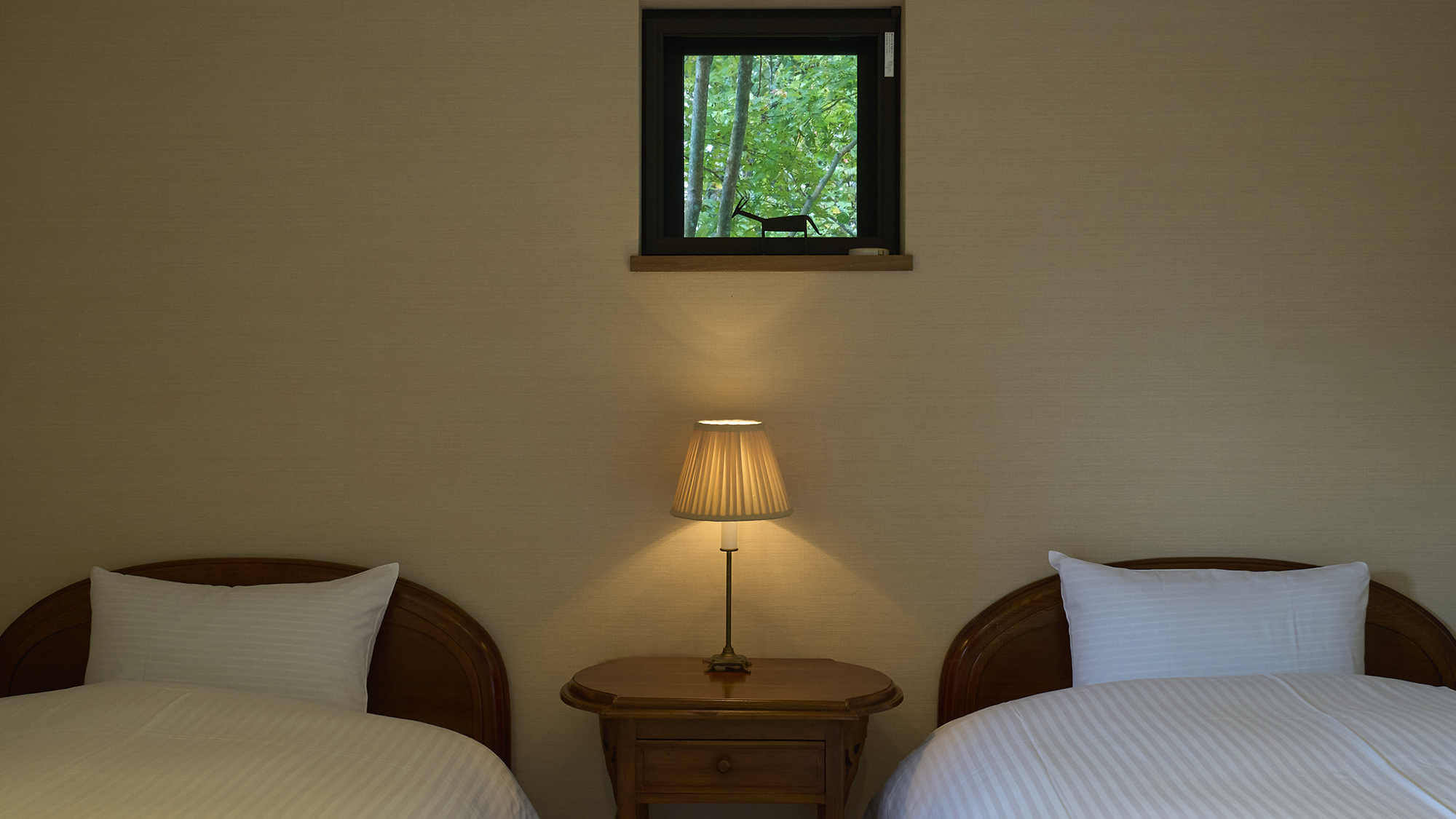 【寝室②】シングルベッド2台をご用意しております。