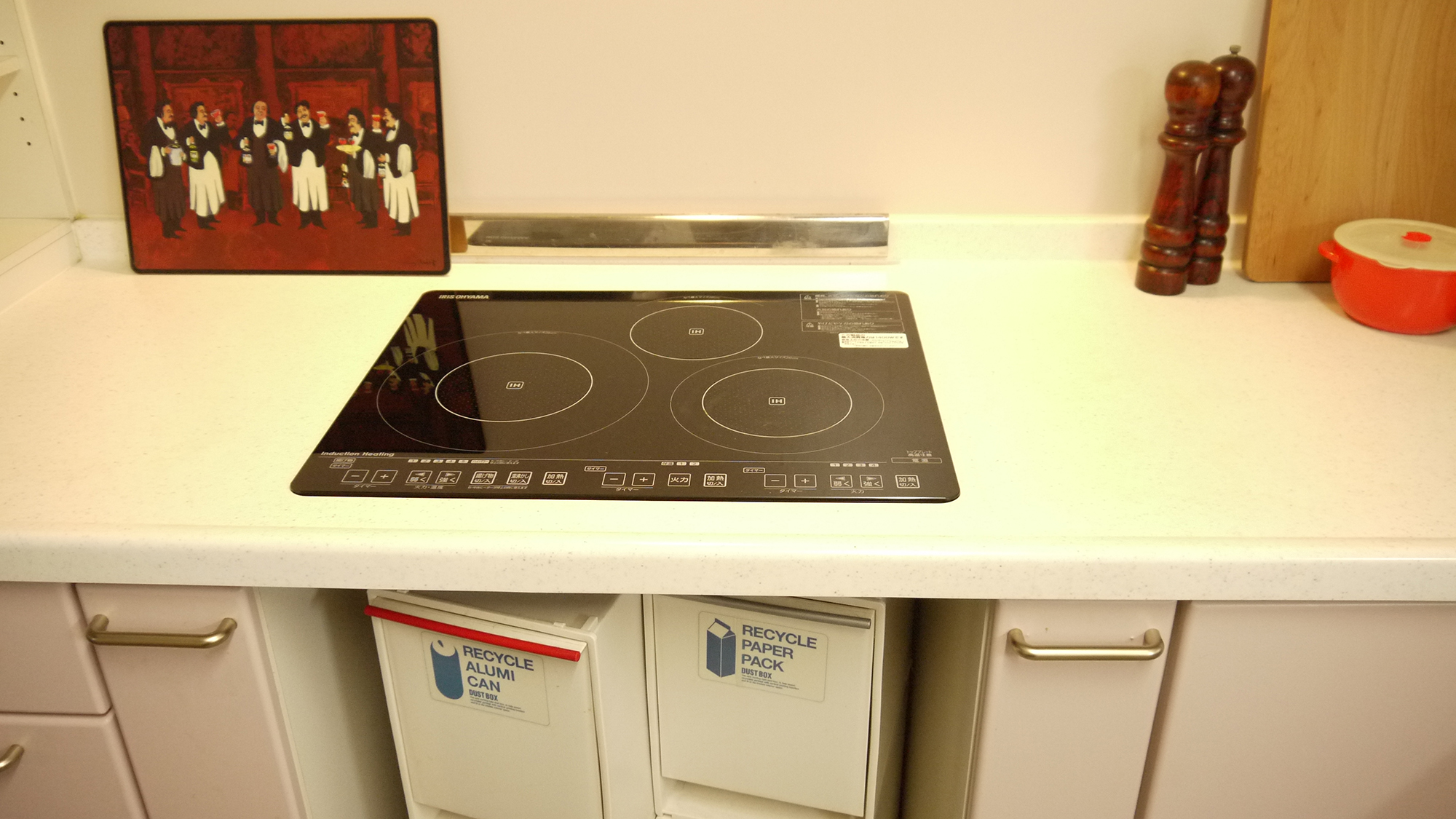 【キッチン】3口のIHコンロを備えております。