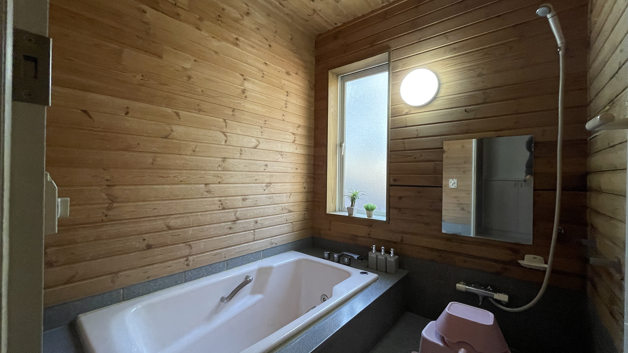 【バスルーム】ゆったりサイズのバスタブを備えております。