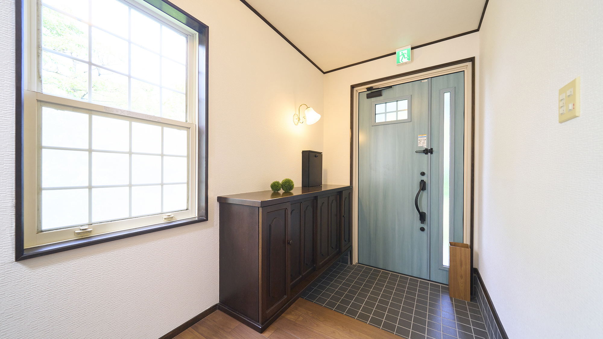 【エントランス】ドアは電子キーの暗証番号で解錠します。