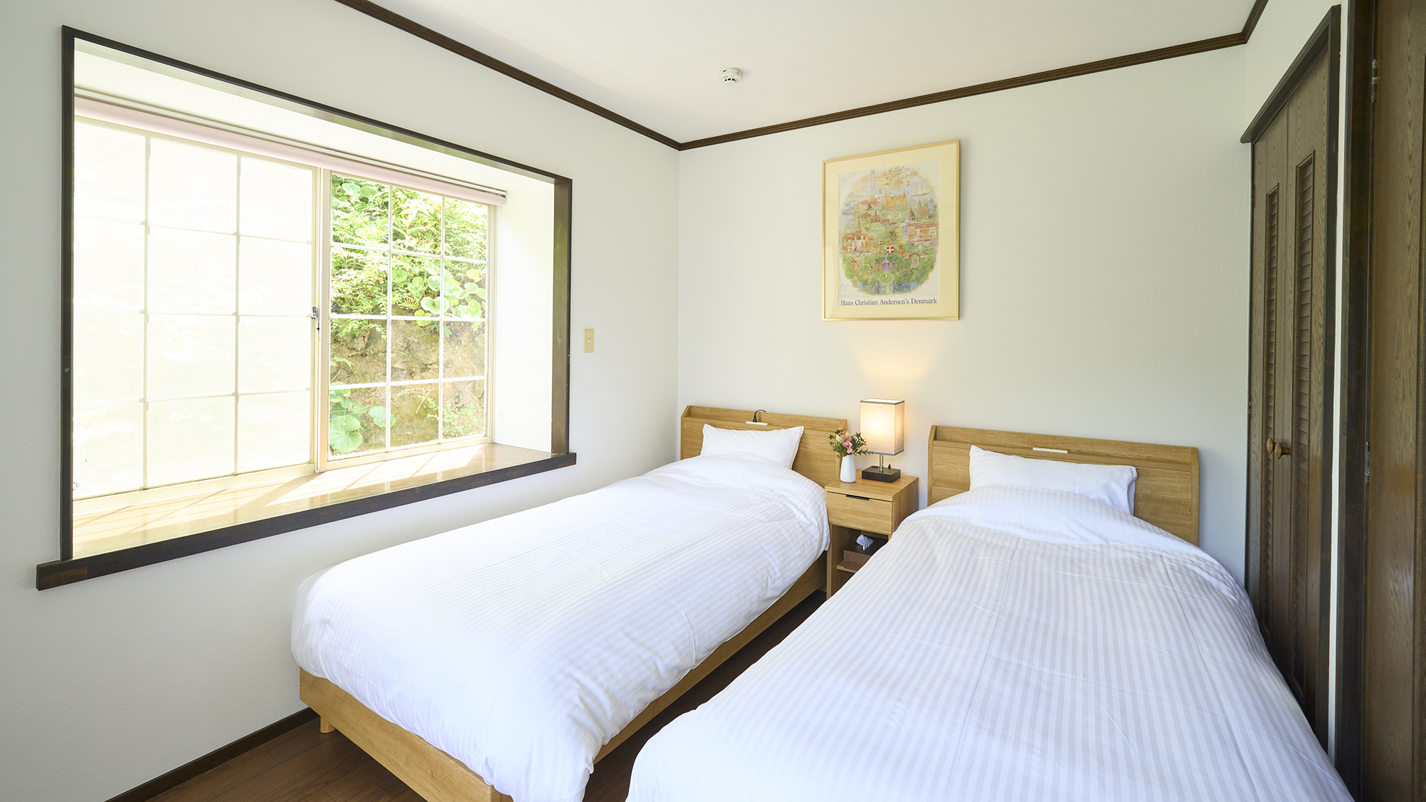【寝室②】シングルベッド2台をご用意しております。