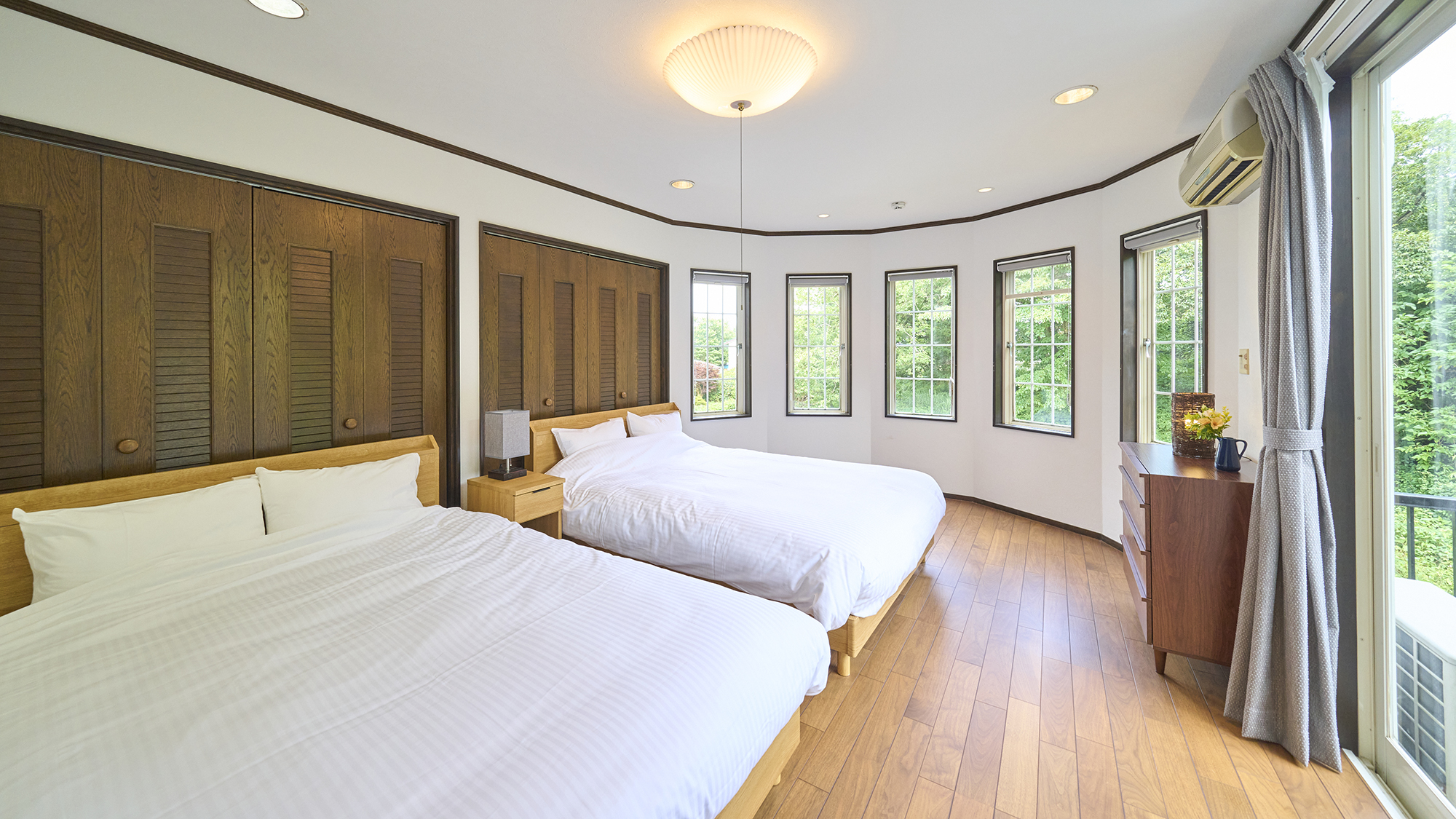 【寝室①】ダブルベッド2台をご用意しております。