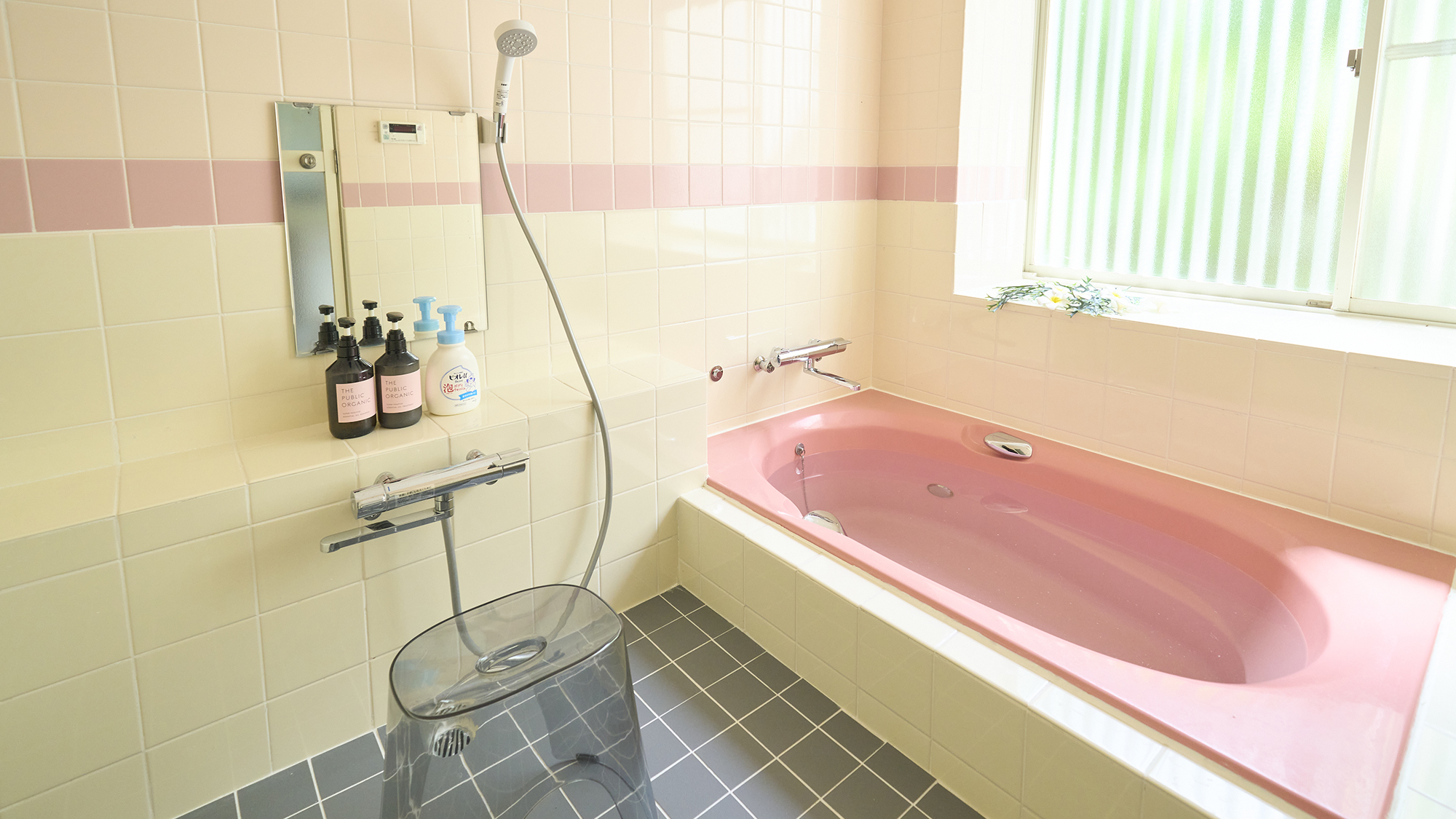 【バスルーム】ゆったりサイズのバスタブを備えております。