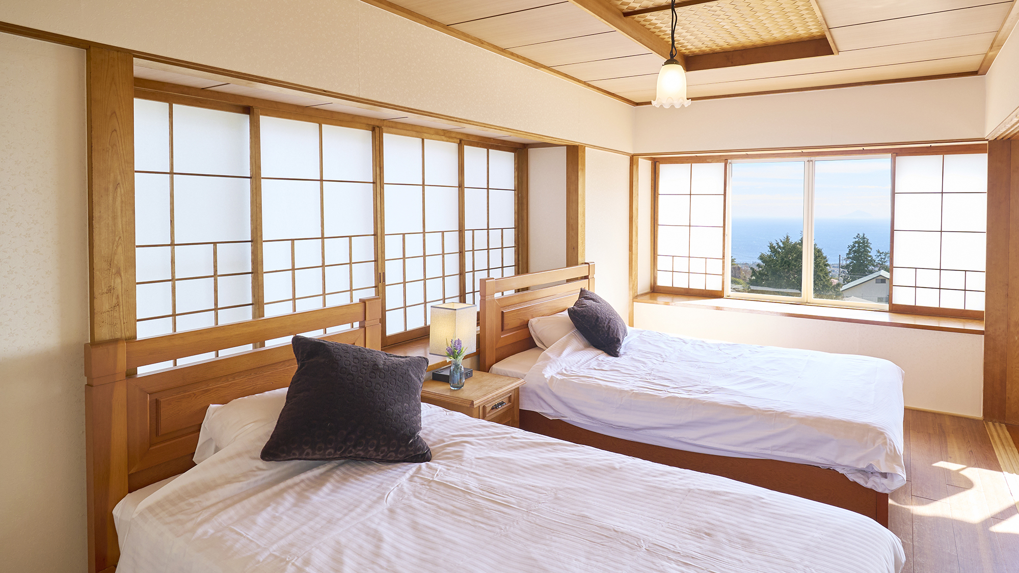 【寝室①】リビングとつながっている寝室です。