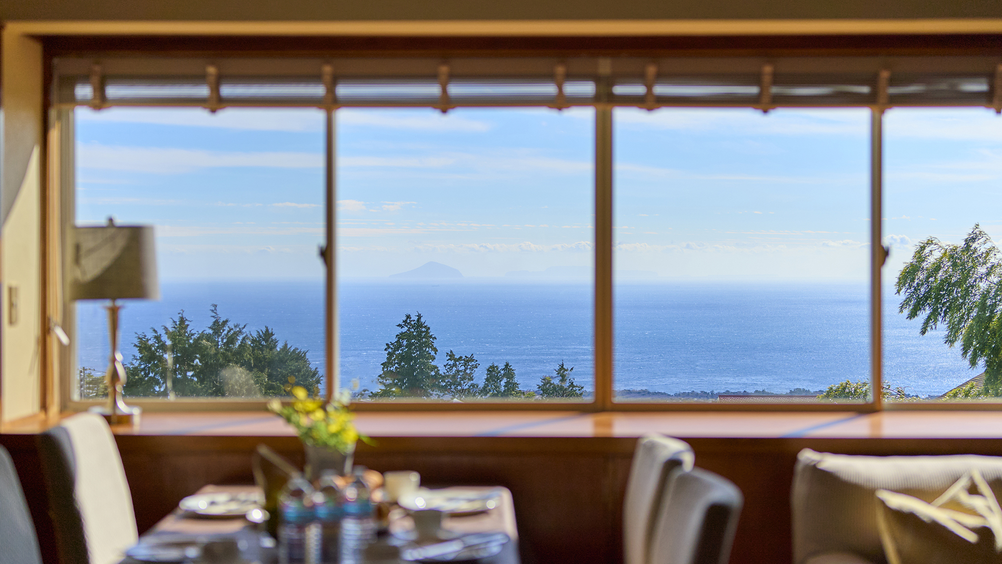 【リビング】広い窓から伊豆の海を見渡すことができます。