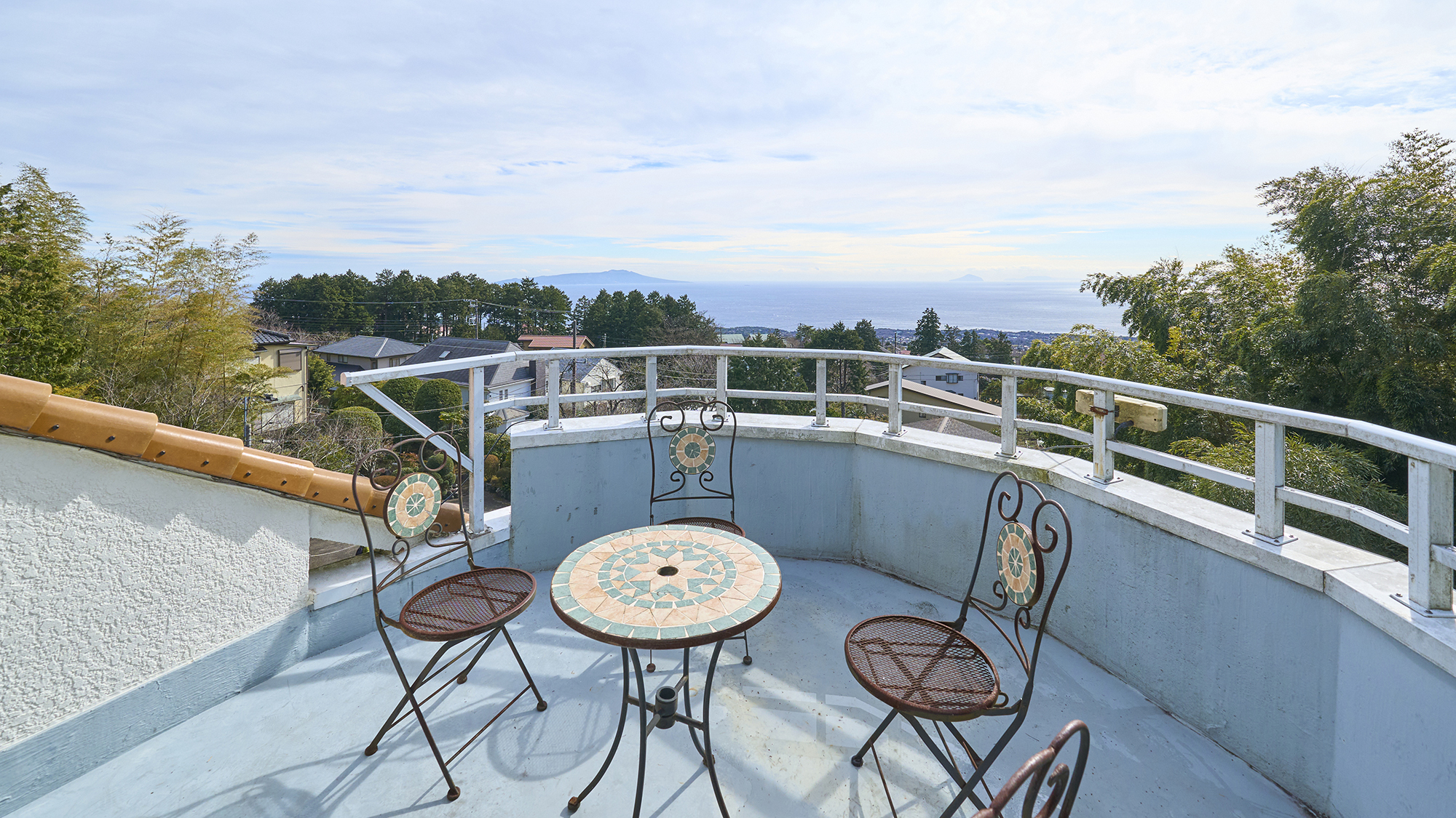 【テラス】伊豆の海を見渡すことができます。