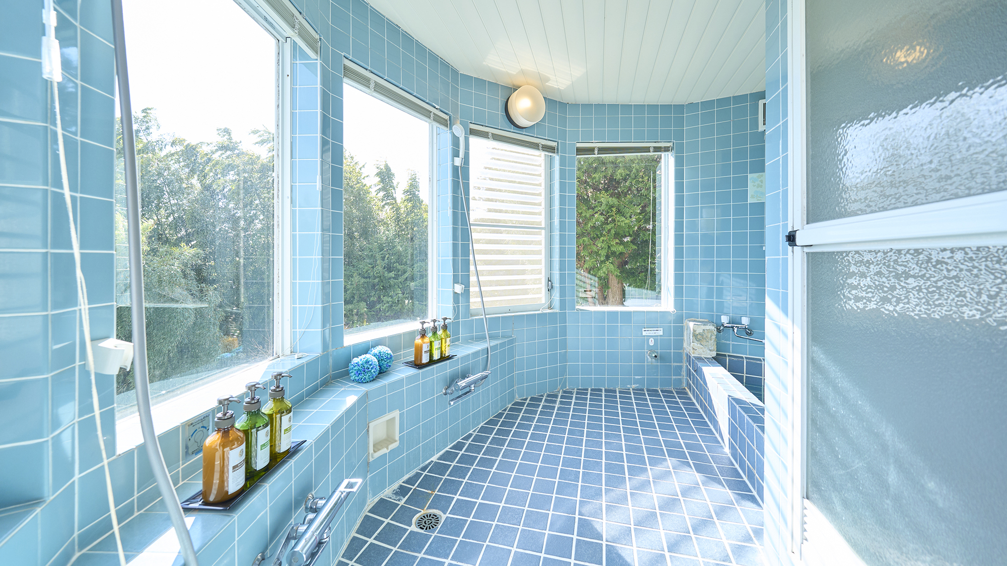 【バスルーム】複数名で一緒に入ることはできるゆったりスペースです。