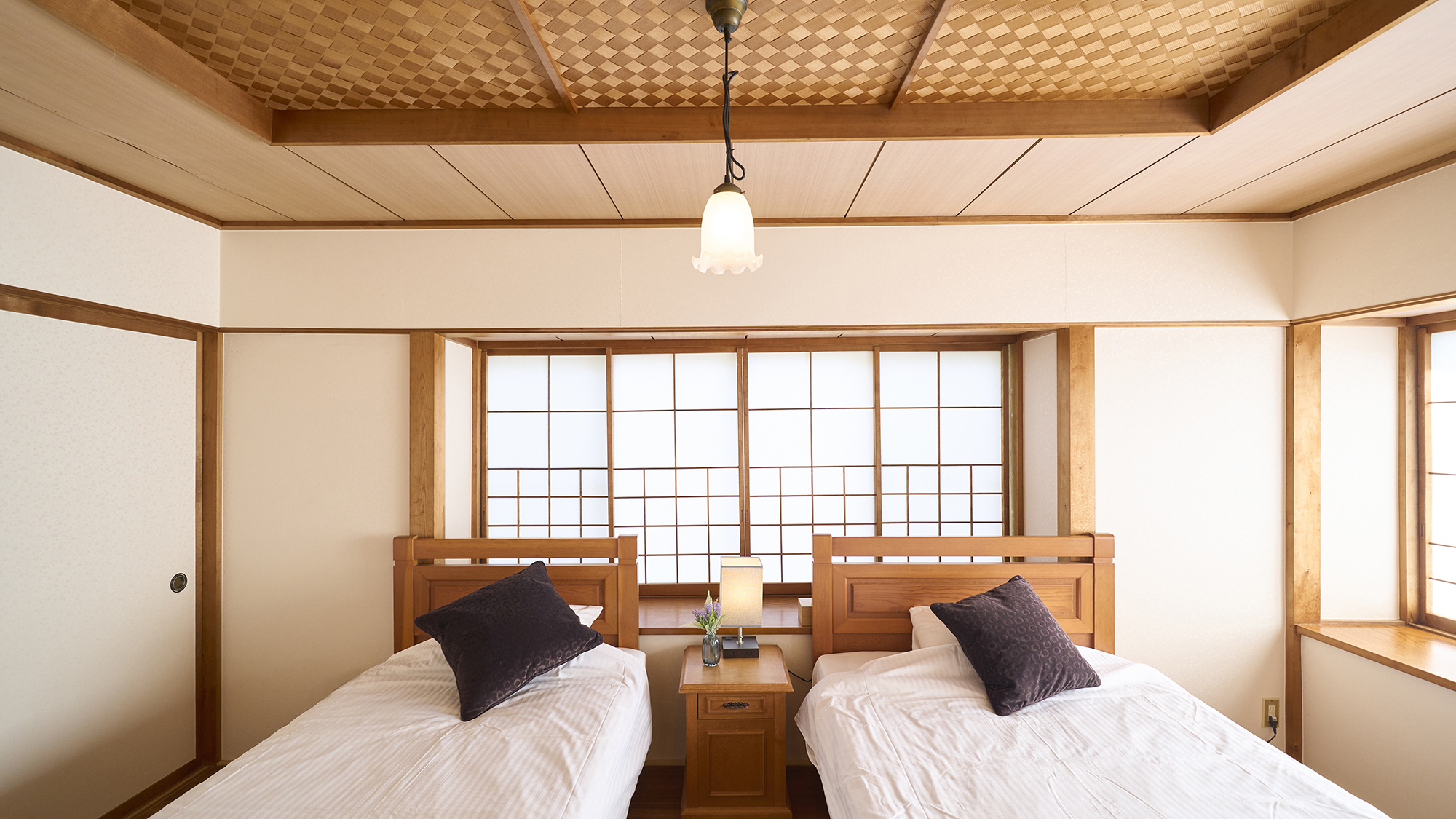 【寝室①】セミダブルベッド1台、シングルベッド1台をご用意しております。