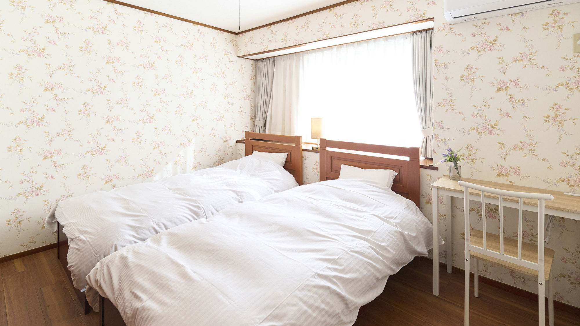 【寝室②】シングルベッド2台をご用意しております。