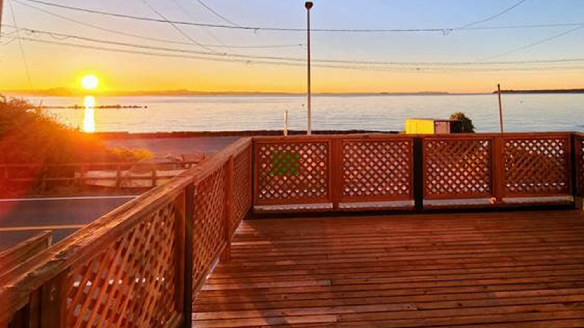 【テラス】水平線から上る朝陽が見られます。