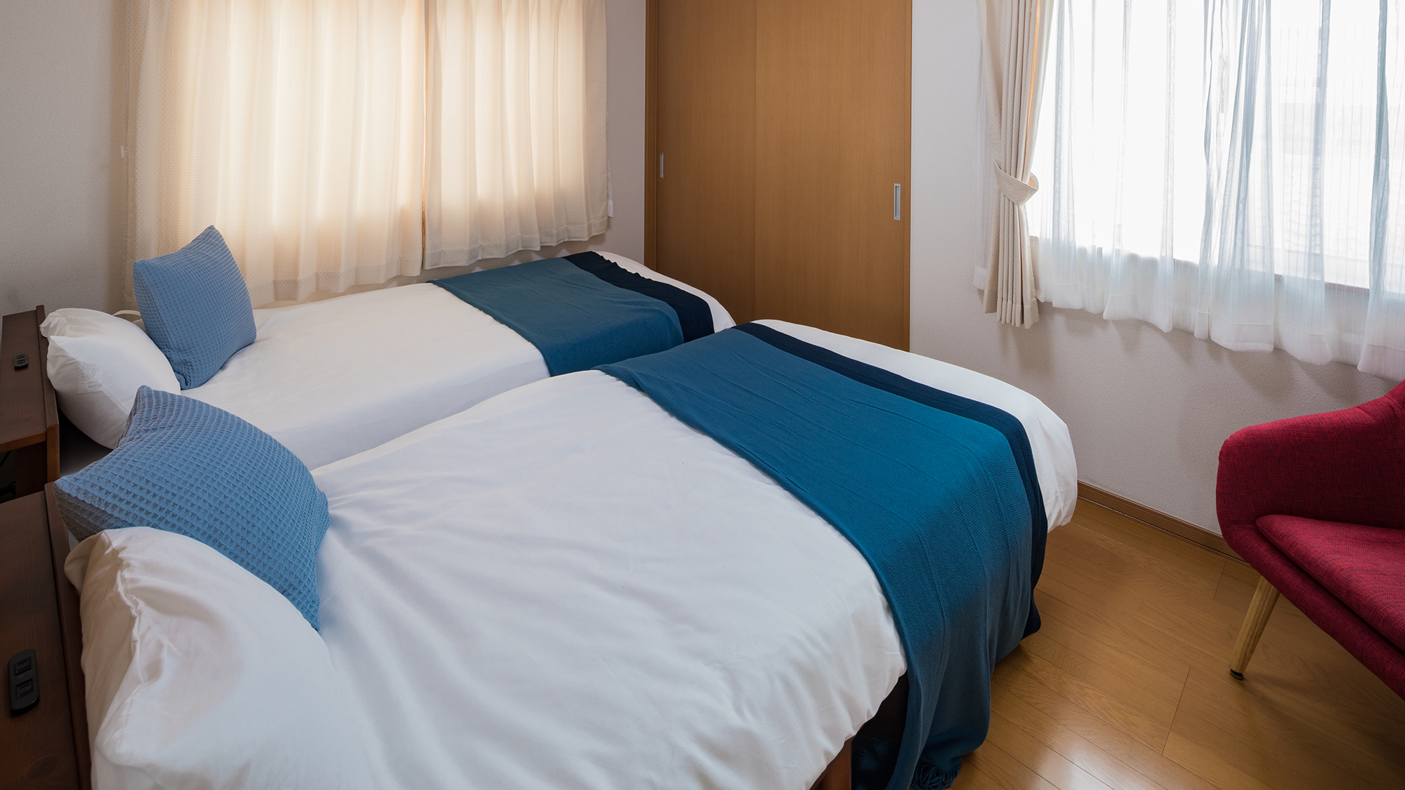 【寝室②】シングルベッド2台をご用意しております。