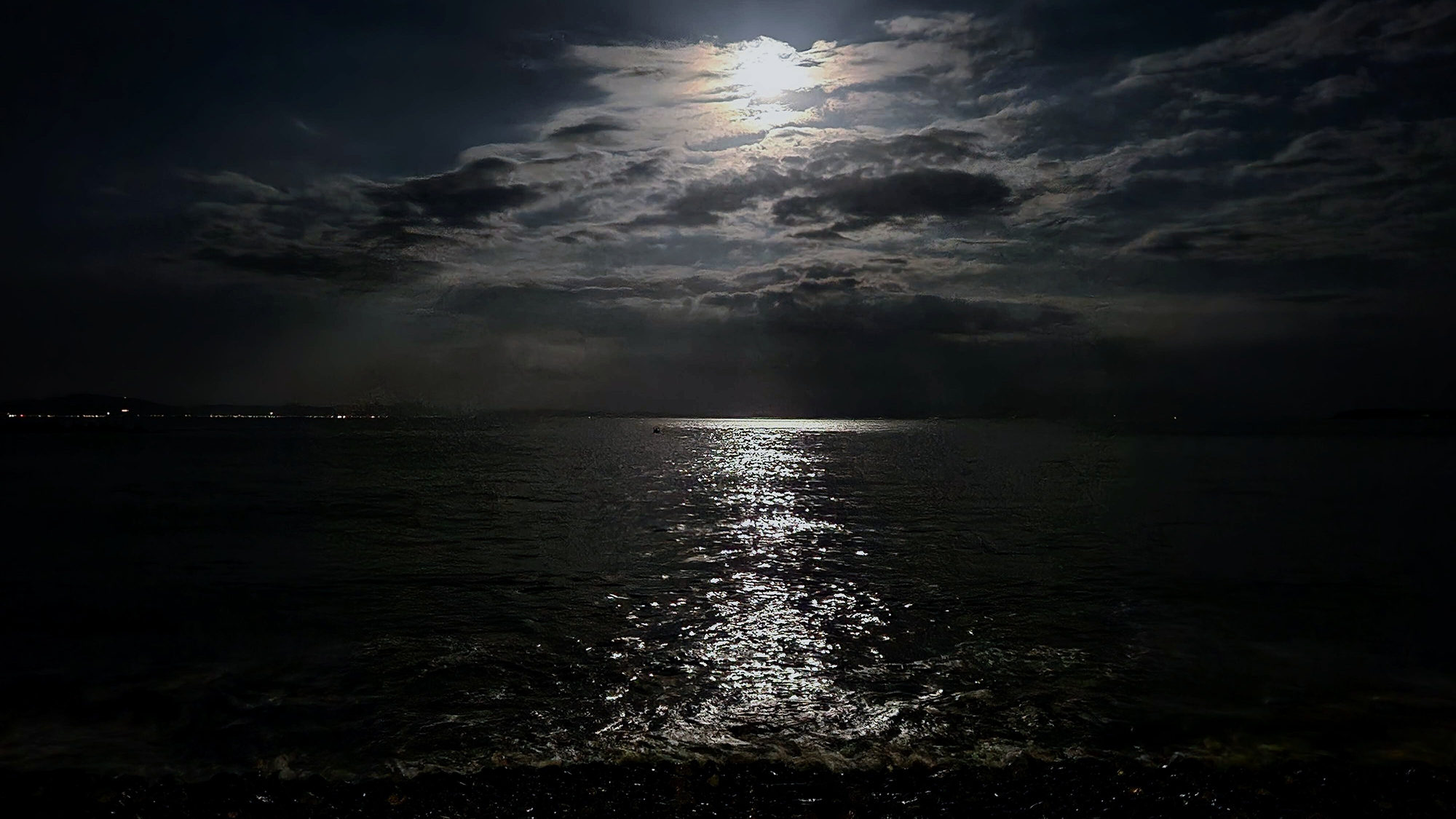 【外観】満月の夜には月の道が見られることも。