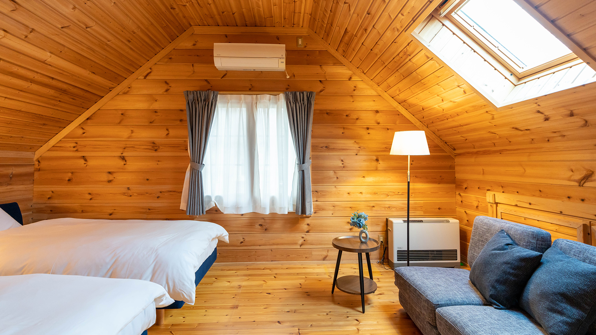 【寝室】天窓から朝の光が差し込みます。