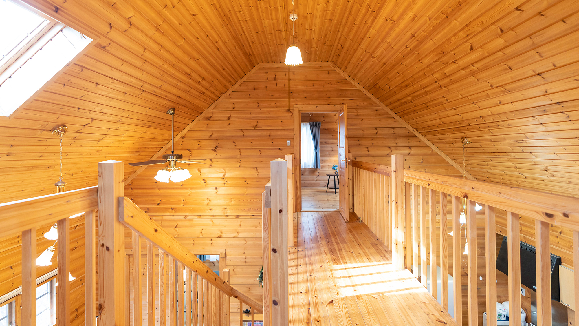 【寝室】吹き抜けの先に寝室があります。