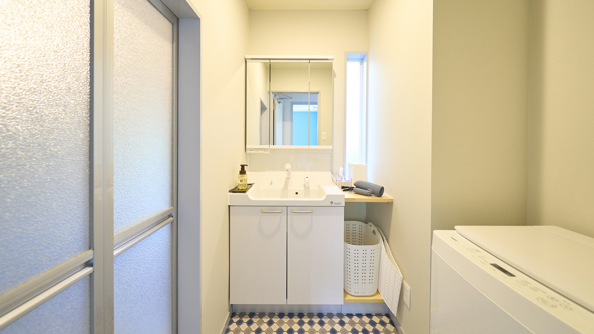 【洗面所】洗濯機をご用意しております。※洗剤はご持参ください。