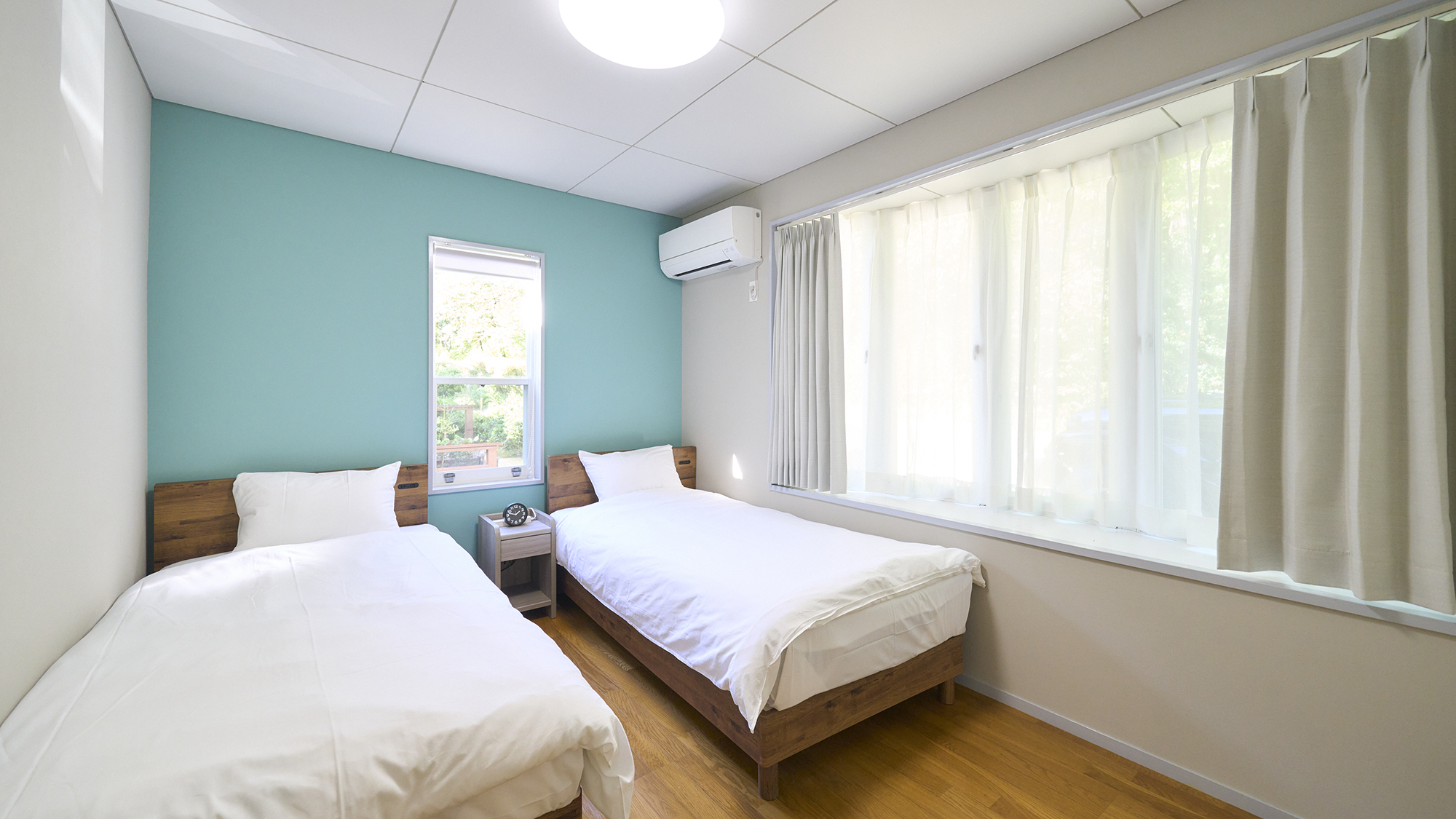 【寝室①】シングルベッド2台をご用意しております。