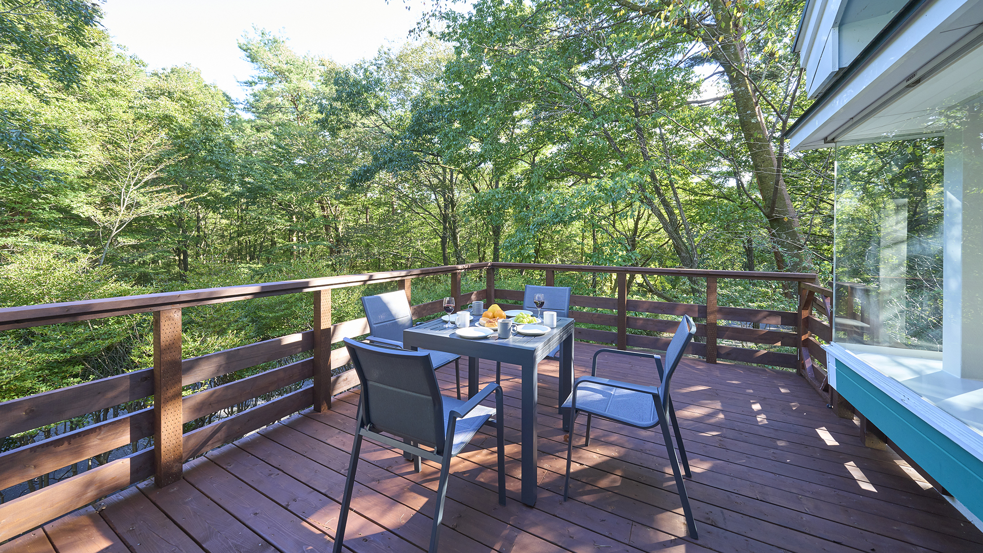 【テラス】リビングからつながる広いテラスで、自然を感じながらお寛ぎいただけます。