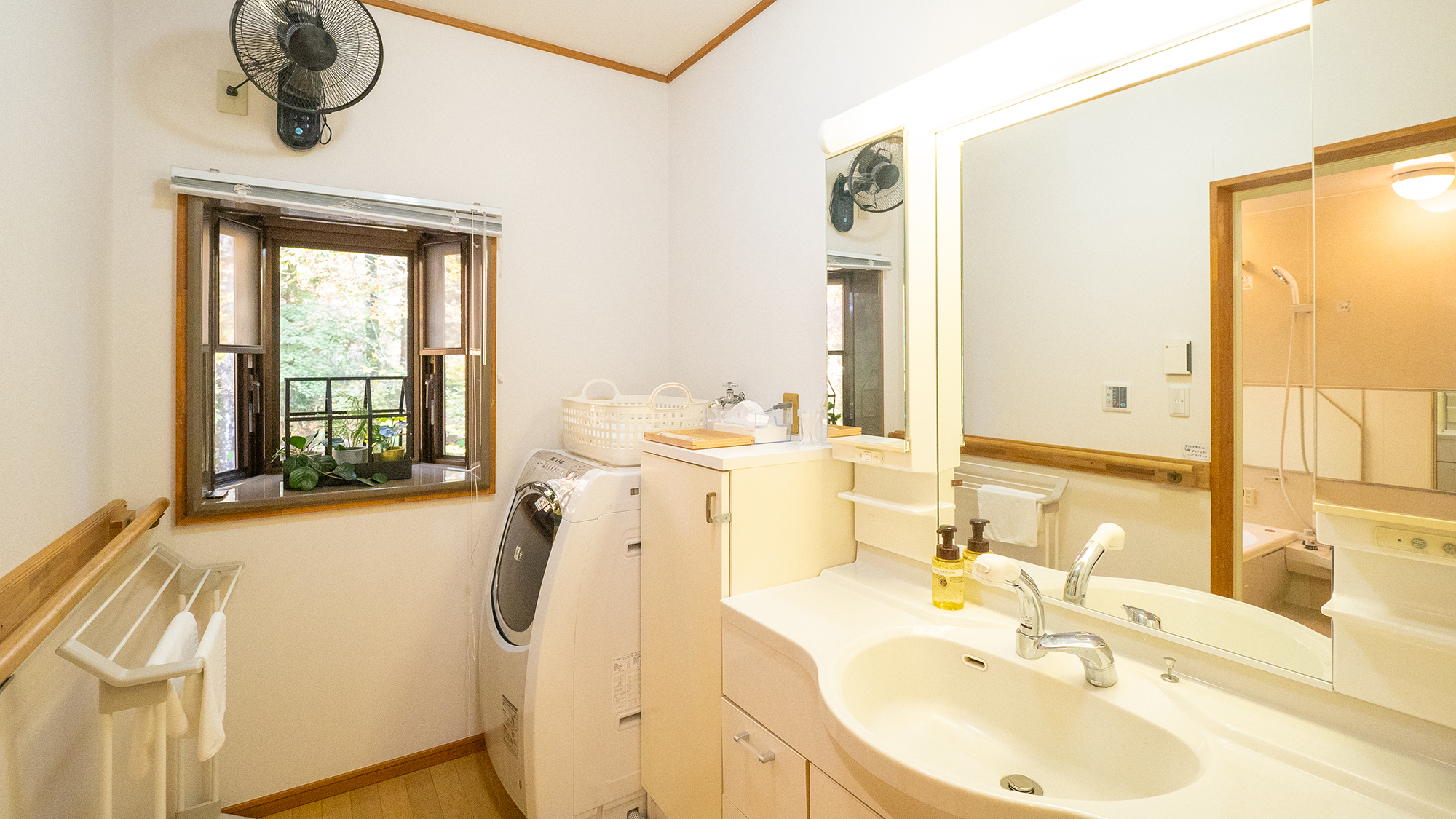 【洗面所】洗濯機もご用意しております。※洗剤はご持参ください。