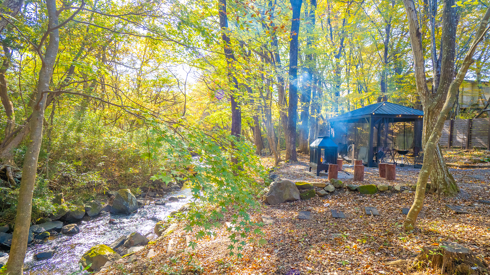 【外観】敷地内を流れる川のせせらぎに心が洗われます。