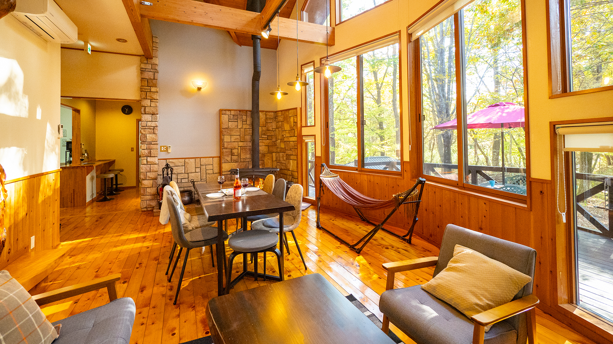 【リビング】高い天井で解放感を感じられます。