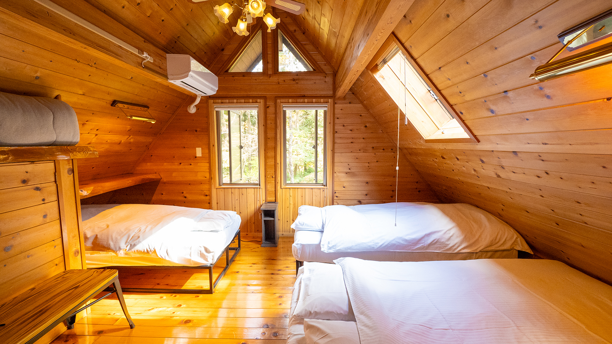 【寝室】ダブルベッド1台、シングルベッド2台を備えております。