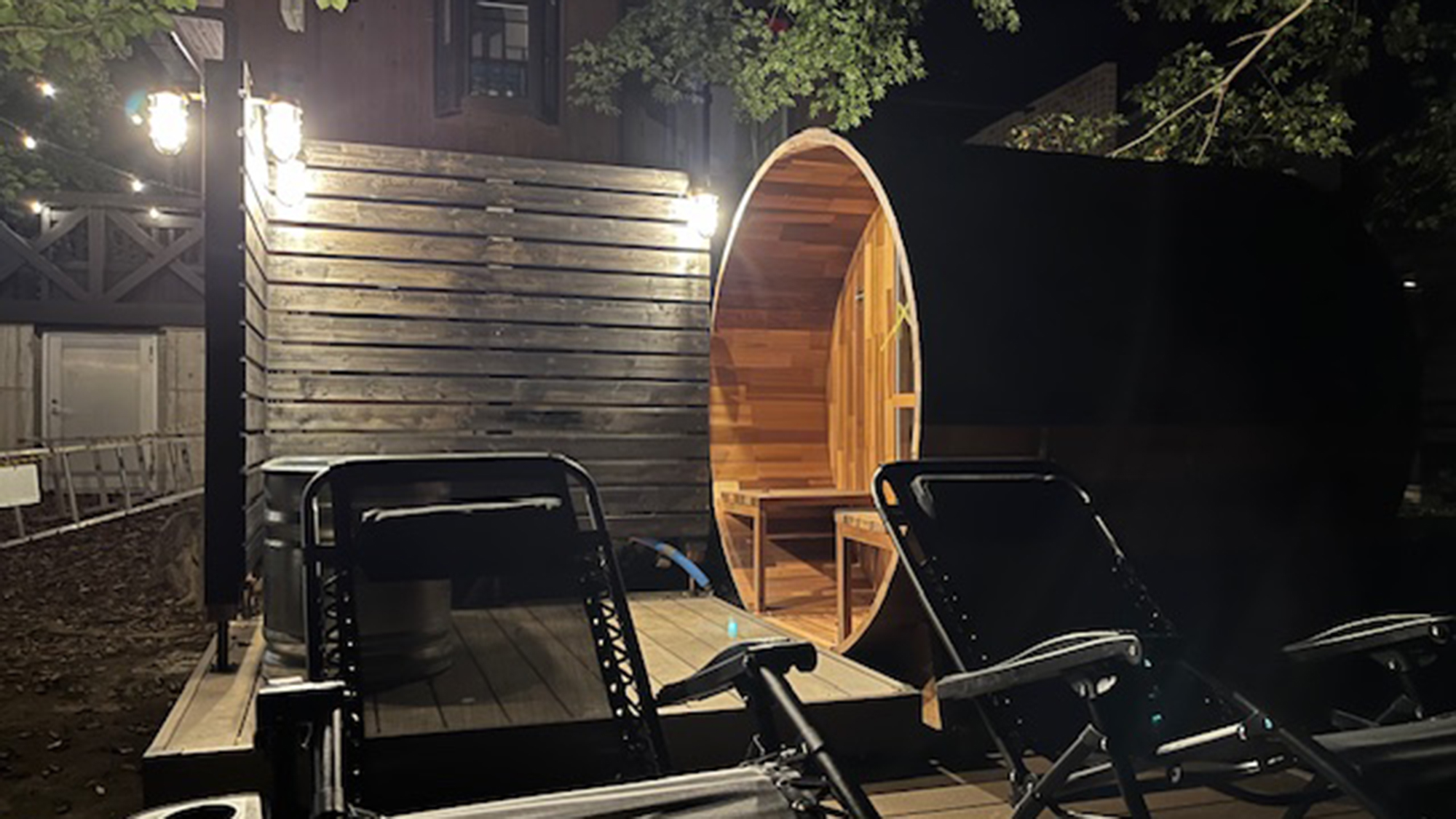 【サウナ】水風呂とリラックスチェアーもご用意しております。